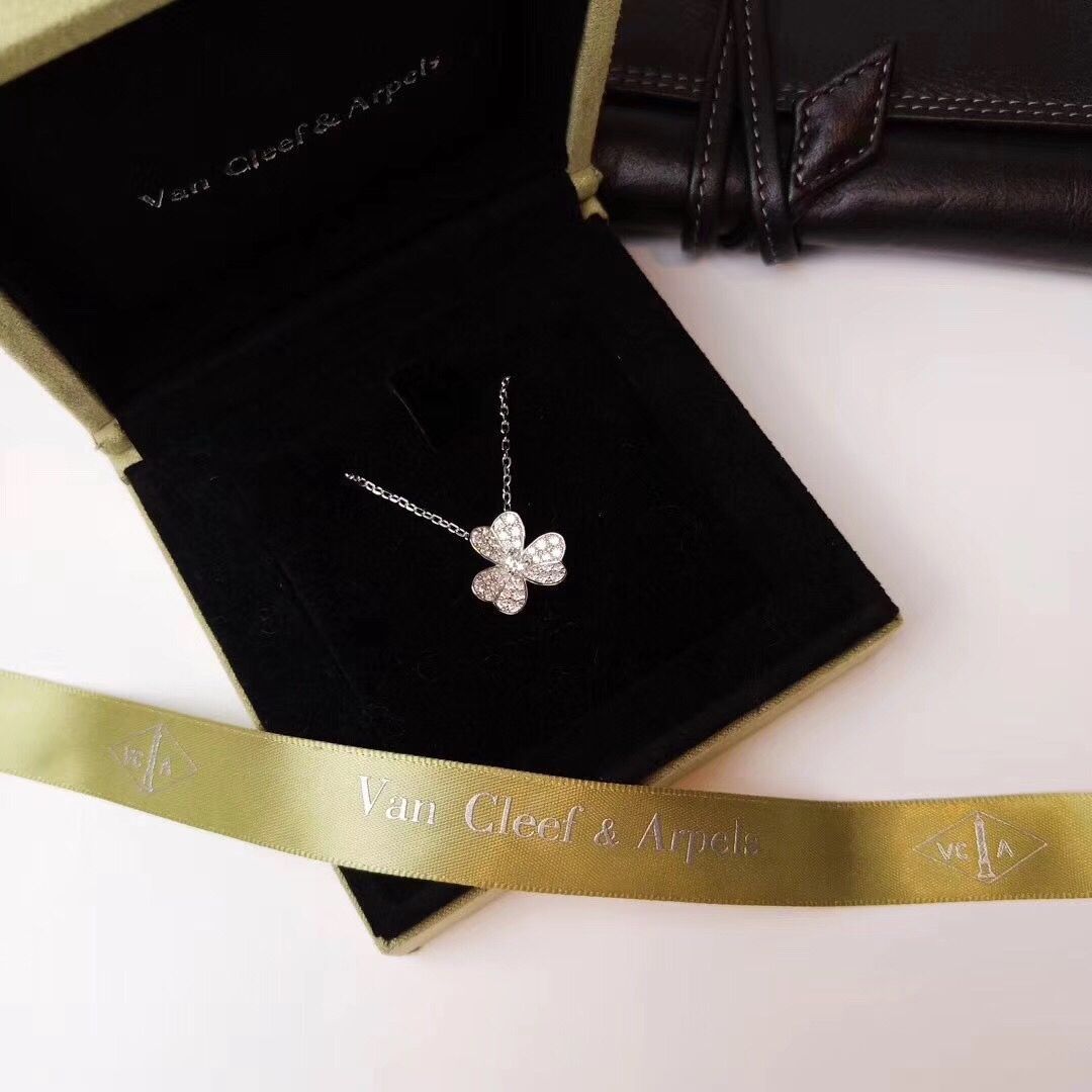 Van Cleef & Arpels ヴァン クリーフ&アーペル VCA フリヴォル シリーズ ダイヤモンドいっぱいの四つ葉のクローバーと3つの花 ネックレス スイートフラワー|本日限定特価|新品未使用 Van Cleef & Arpels ヴァン クリーフ&アーペル VCA フリヴォル シリーズ ダイヤモンドいっぱいの四つ葉のクローバーと3つの花 ネックレス スイートフラワー|本日限定特価|新品未使用