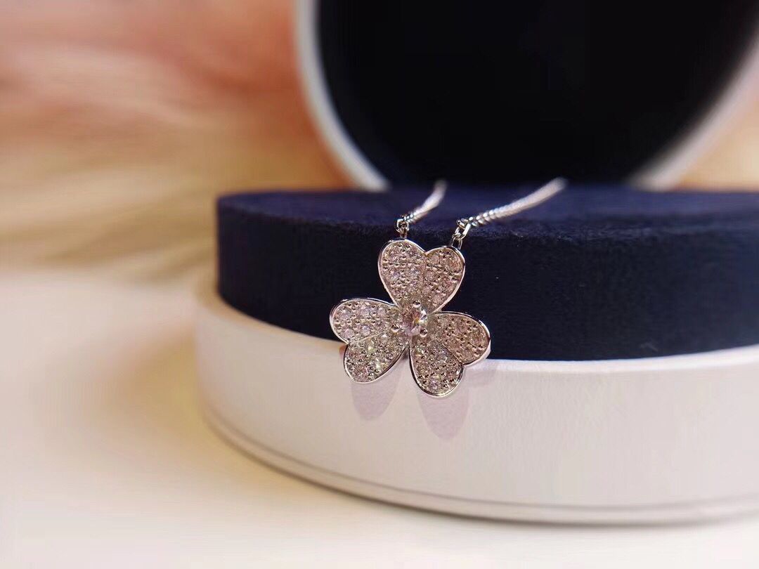 Van Cleef & Arpels ヴァン クリーフ&アーペル VCA フリヴォル シリーズ ダイヤモンドいっぱいの四つ葉のクローバーと3つの花 ネックレス スイートフラワー|本日限定特価|新品未使用 Van Cleef & Arpels ヴァン クリーフ&アーペル VCA フリヴォル シリーズ ダイヤモンドいっぱいの四つ葉のクローバーと3つの花 ネックレス スイートフラワー|本日限定特価|新品未使用
