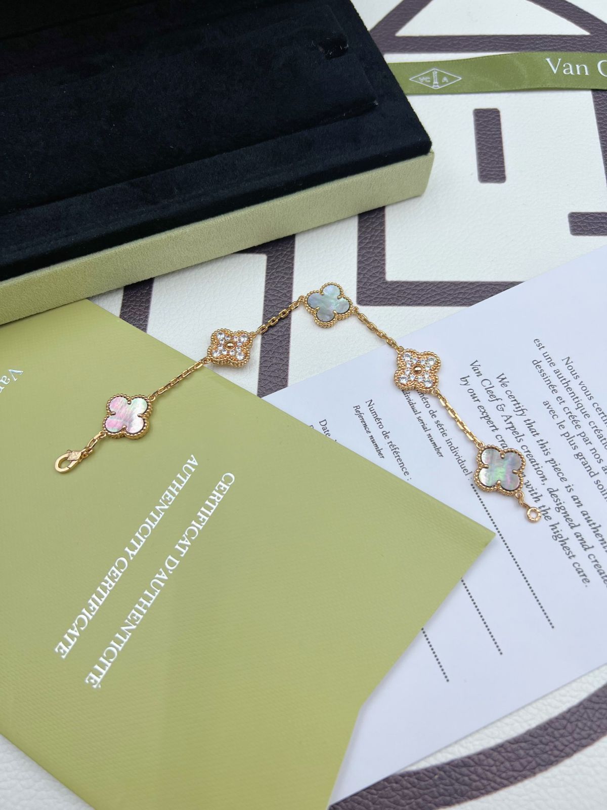[Van Cleef & Arpels] ヴァンクリーフ＆アーペル 四つ葉のクローバー グレー マザーオブパール スペーサー ダイヤモンド ブレスレット｜本日限定特価｜新品未使用-WTO輸入1