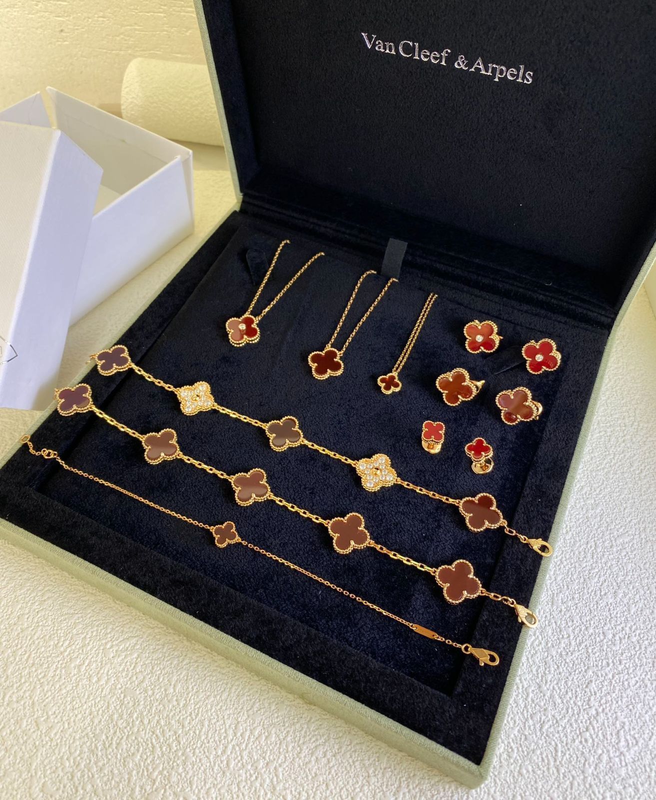[Van Cleef & Arpels] ヴァン クリーフ＆アーペル VCA 赤い四つ葉のクローバー シリーズ リアルショット｜本日限定特価｜新品未使用-WTO輸入1