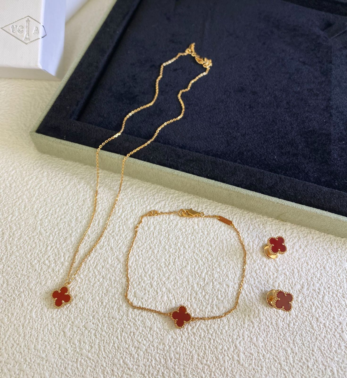 [Van Cleef & Arpels] ヴァン クリーフ＆アーペル VCA 赤い四つ葉のクローバー シリーズ リアルショット｜本日限定特価｜新品未使用-WTO輸入1