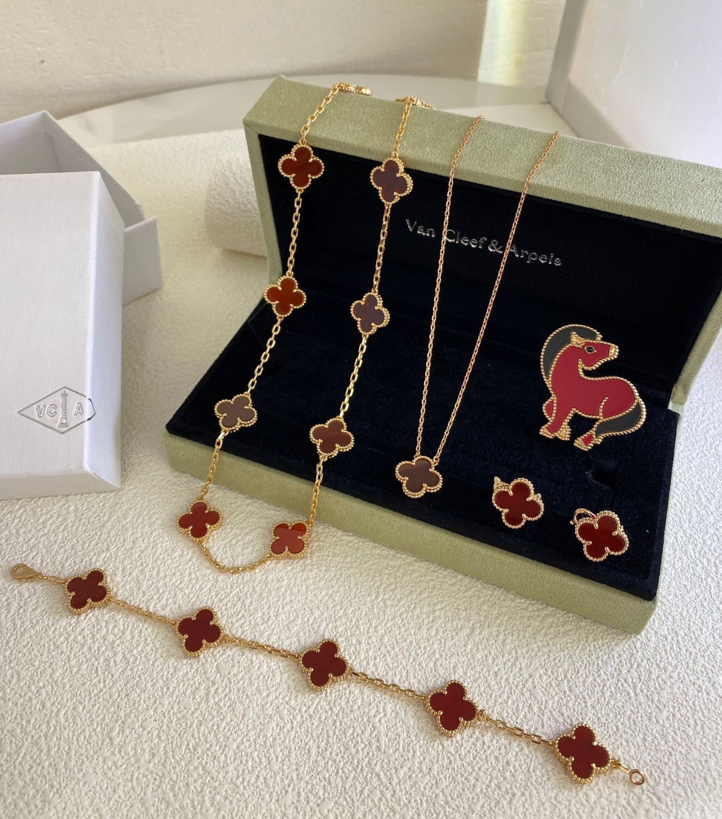 [Van Cleef & Arpels] ヴァン クリーフ＆アーペル VCA 赤い四つ葉のクローバー シリーズ リアルショット｜本日限定特価｜新品未使用-WTO輸入1