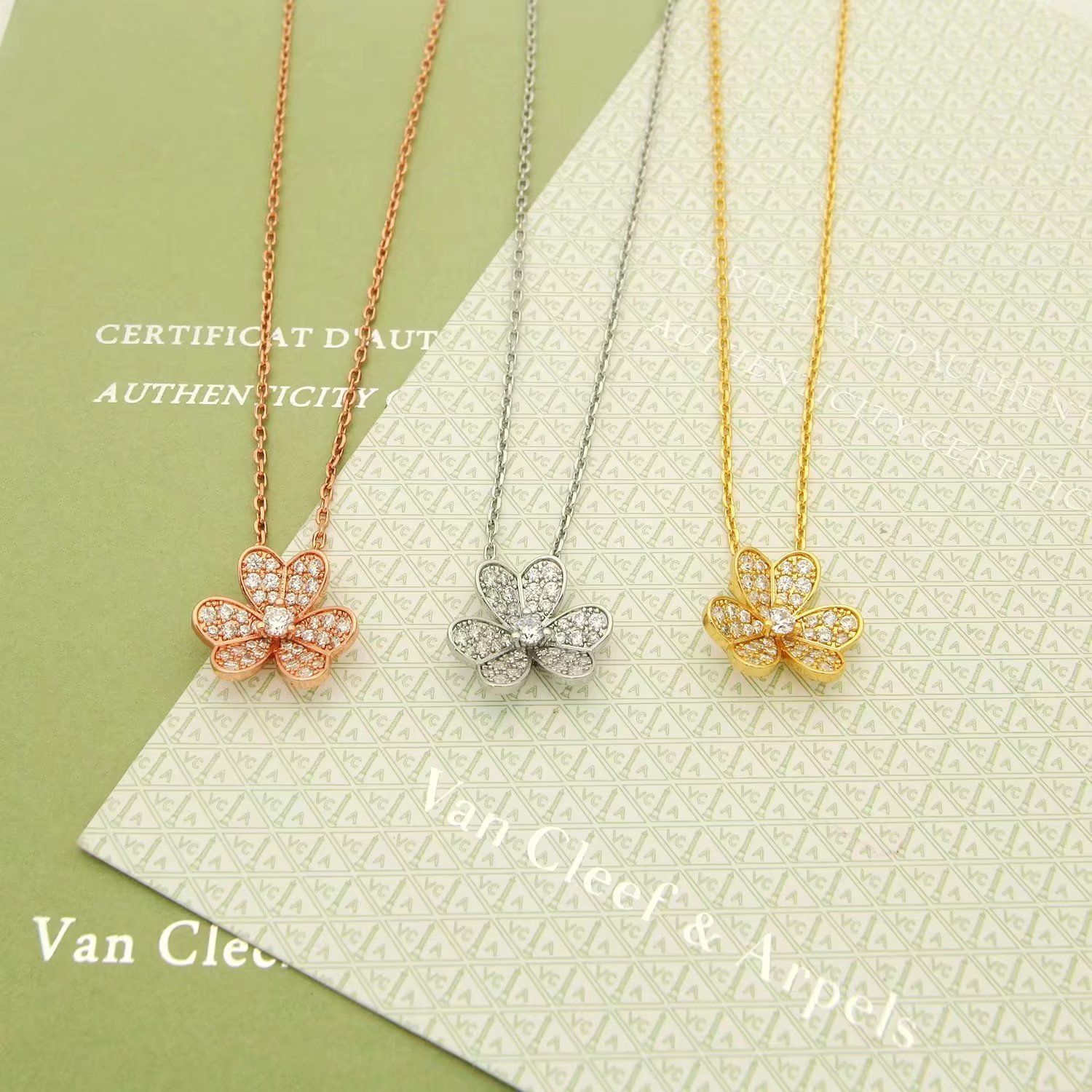 Van Cleef & Arpels VCA ヴァン クリーフ＆アーペル Frivoleシリーズ ダイヤモンドたっぷりのクローバーネックレス｜本日限定特価｜新品未使用