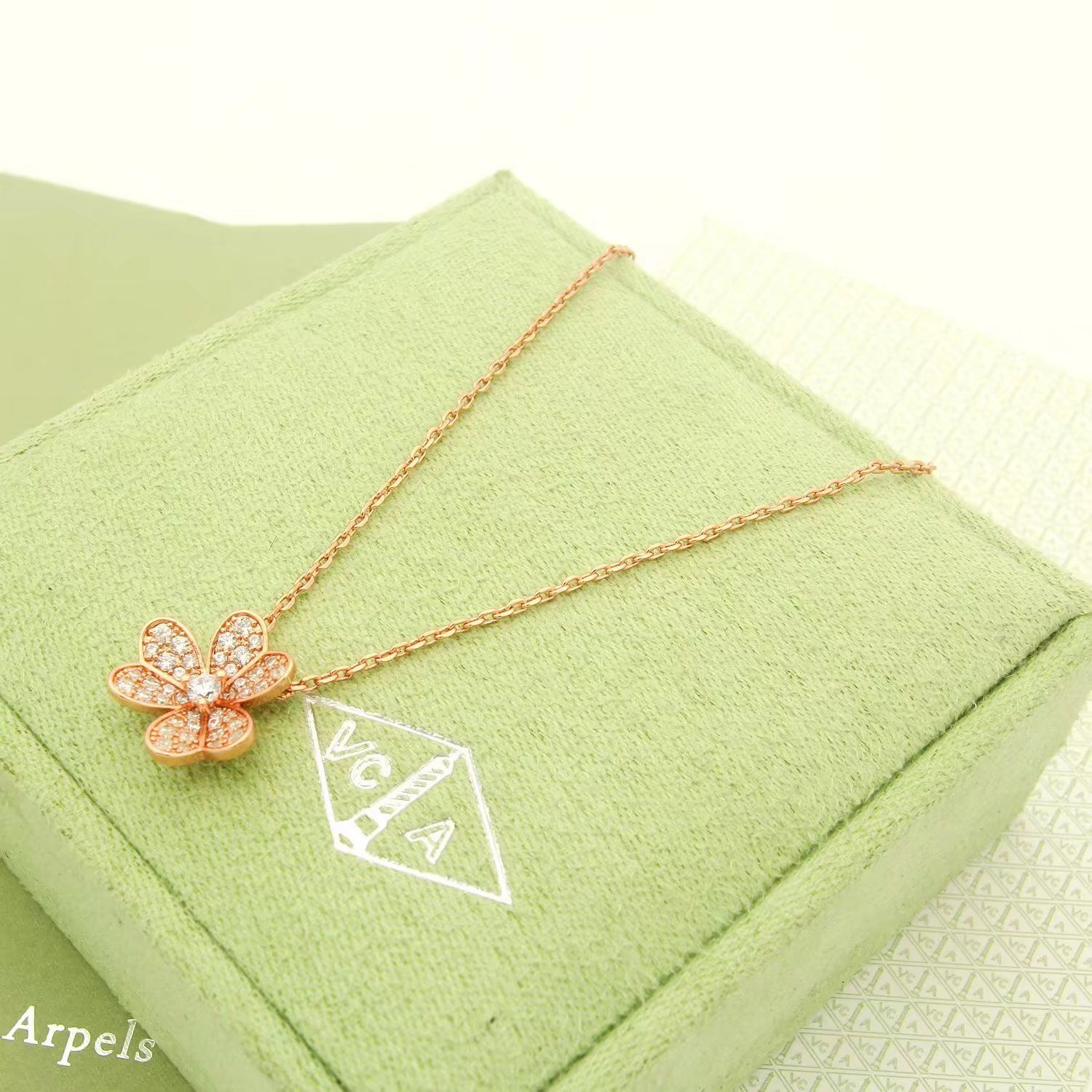 Van Cleef & Arpels VCA ヴァン クリーフ＆アーペル Frivoleシリーズ ダイヤモンドたっぷりのクローバーネックレス｜本日限定特価｜新品未使用