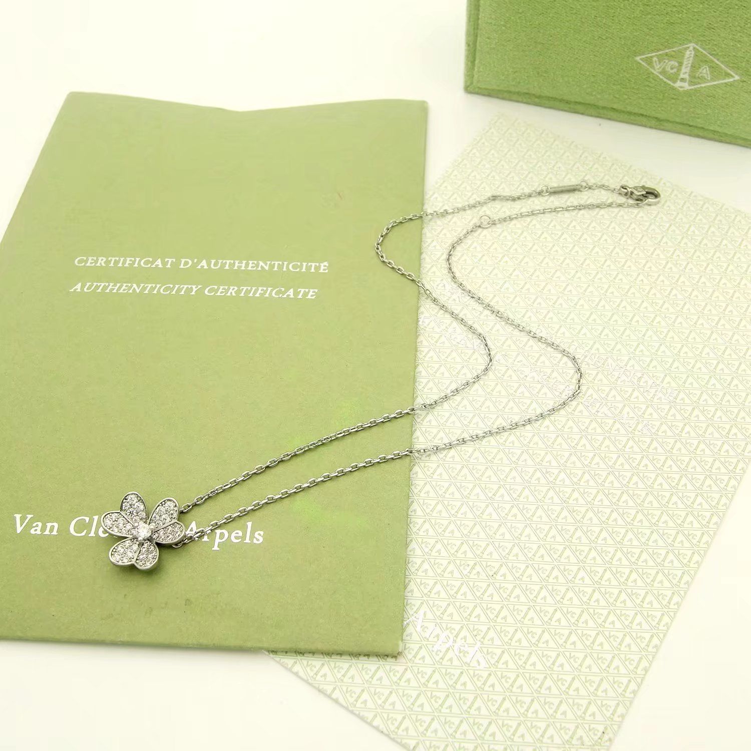 Van Cleef & Arpels VCA ヴァン クリーフ＆アーペル Frivoleシリーズ ダイヤモンドたっぷりのクローバーネックレス｜本日限定特価｜新品未使用