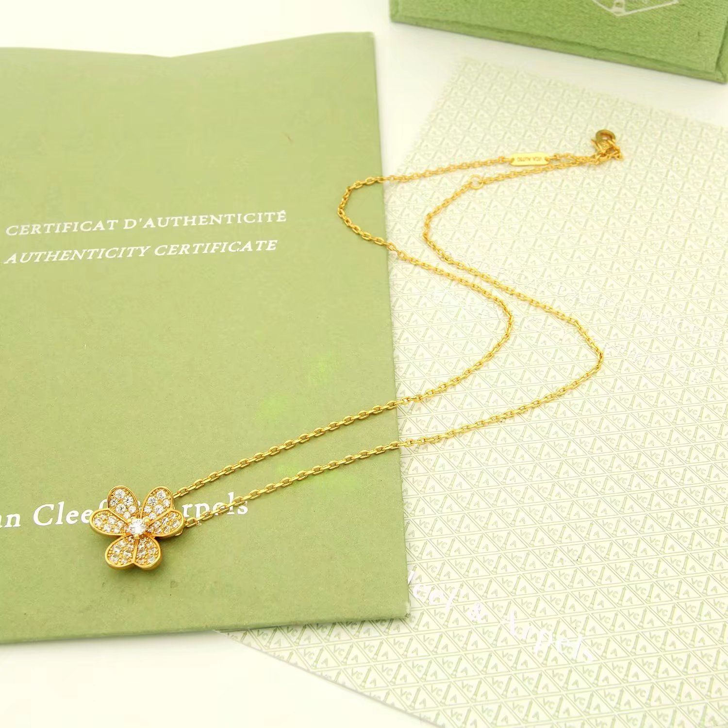 Van Cleef & Arpels VCA ヴァン クリーフ＆アーペル Frivoleシリーズ ダイヤモンドたっぷりのクローバーネックレス｜本日限定特価｜新品未使用