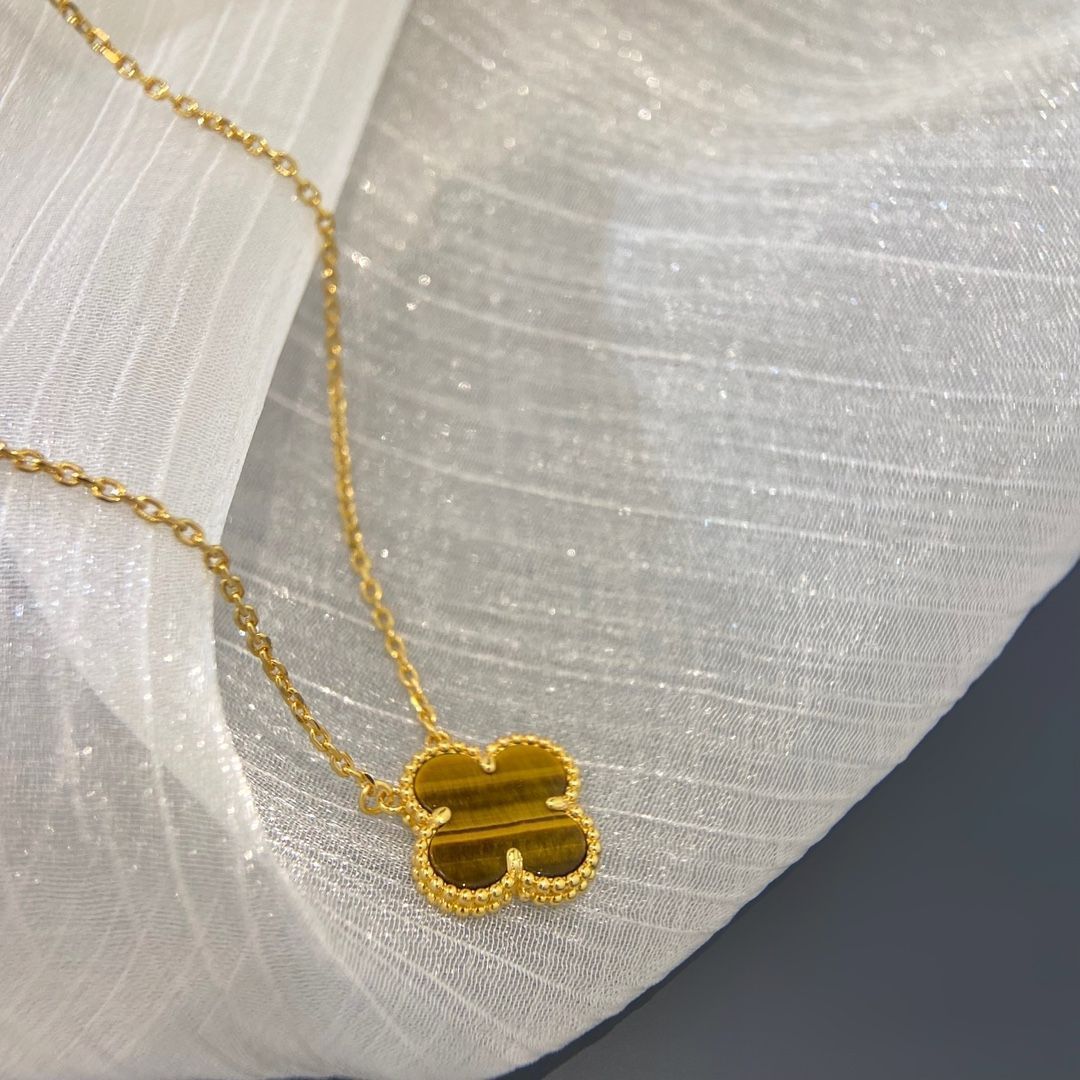 ヴィンテージ アルハンブラ ペンダント、ギヨシェ 、ヴァン クリーフ&アーペル Van Cleef & Arpels VCARP4KL00｜本日限定特価｜新品未使用-WTO輸入1