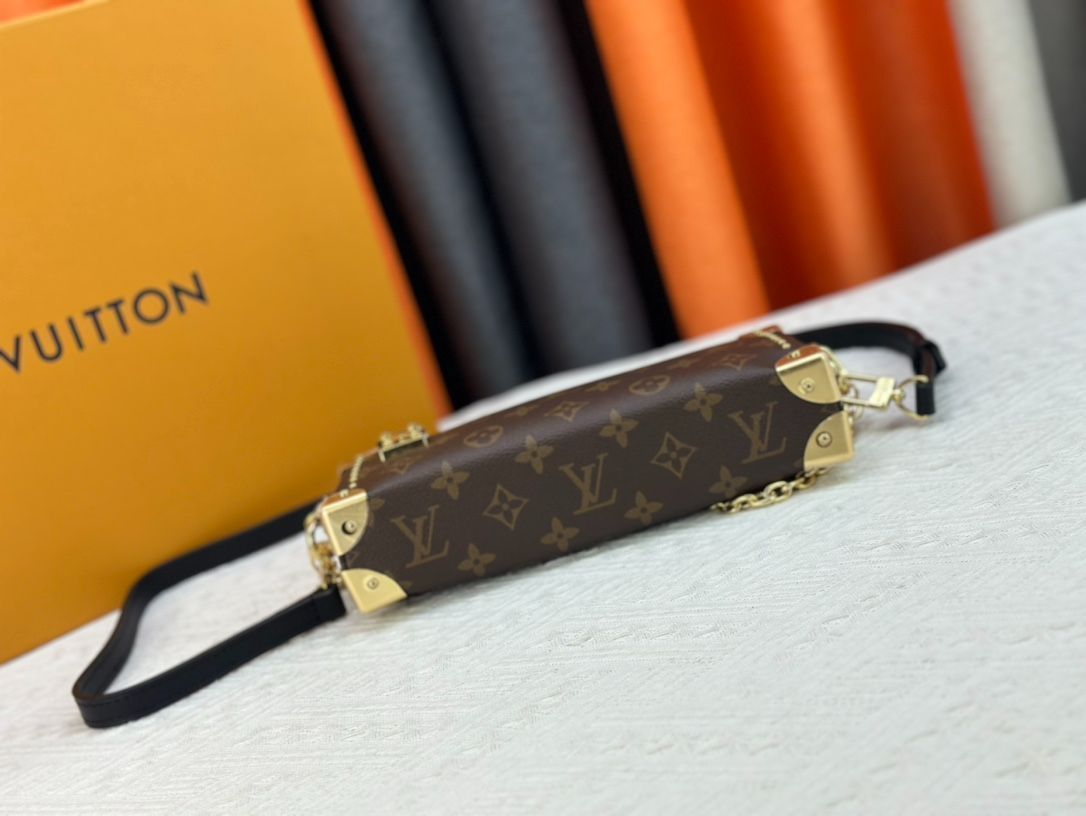 LVルイヴィトンの伝統的なハードケースはインスピレーションを汲み取り、柔らかい牛革のために、革はリベットの縁と金属S-lockロックに溶け込んでいる LVルイヴィトンの伝統的なハードケースはインスピレーションを汲み取り、柔らかい牛革のために、革はリベットの縁と金属S-lockロックに溶け込んでいる