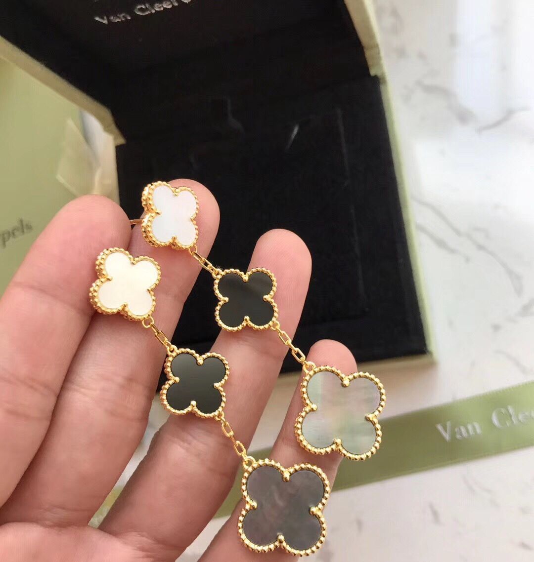 VCA Van Cleef & Arpels 三つの花のイヤリングと四つ葉のクローバーのイヤリング、天然白マザーオブパール、黒瑪瑙、グレーマザーオブパールを象嵌｜本日限定特価｜新品未使用-WTO輸入1