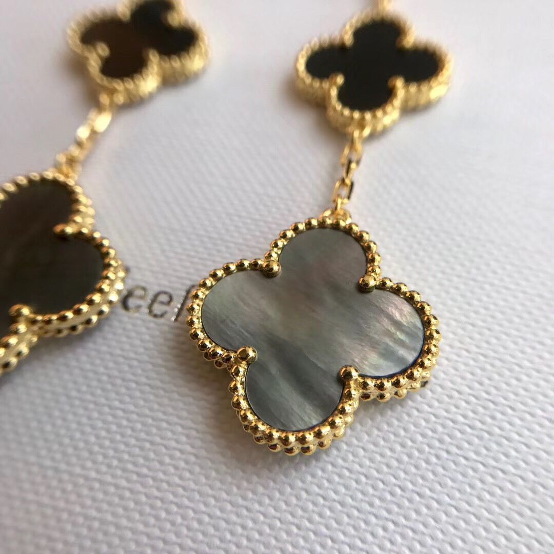 VCA Van Cleef & Arpels 三つの花のイヤリングと四つ葉のクローバーのイヤリング、天然白マザーオブパール、黒瑪瑙、グレーマザーオブパールを象嵌｜本日限定特価｜新品未使用-WTO輸入1