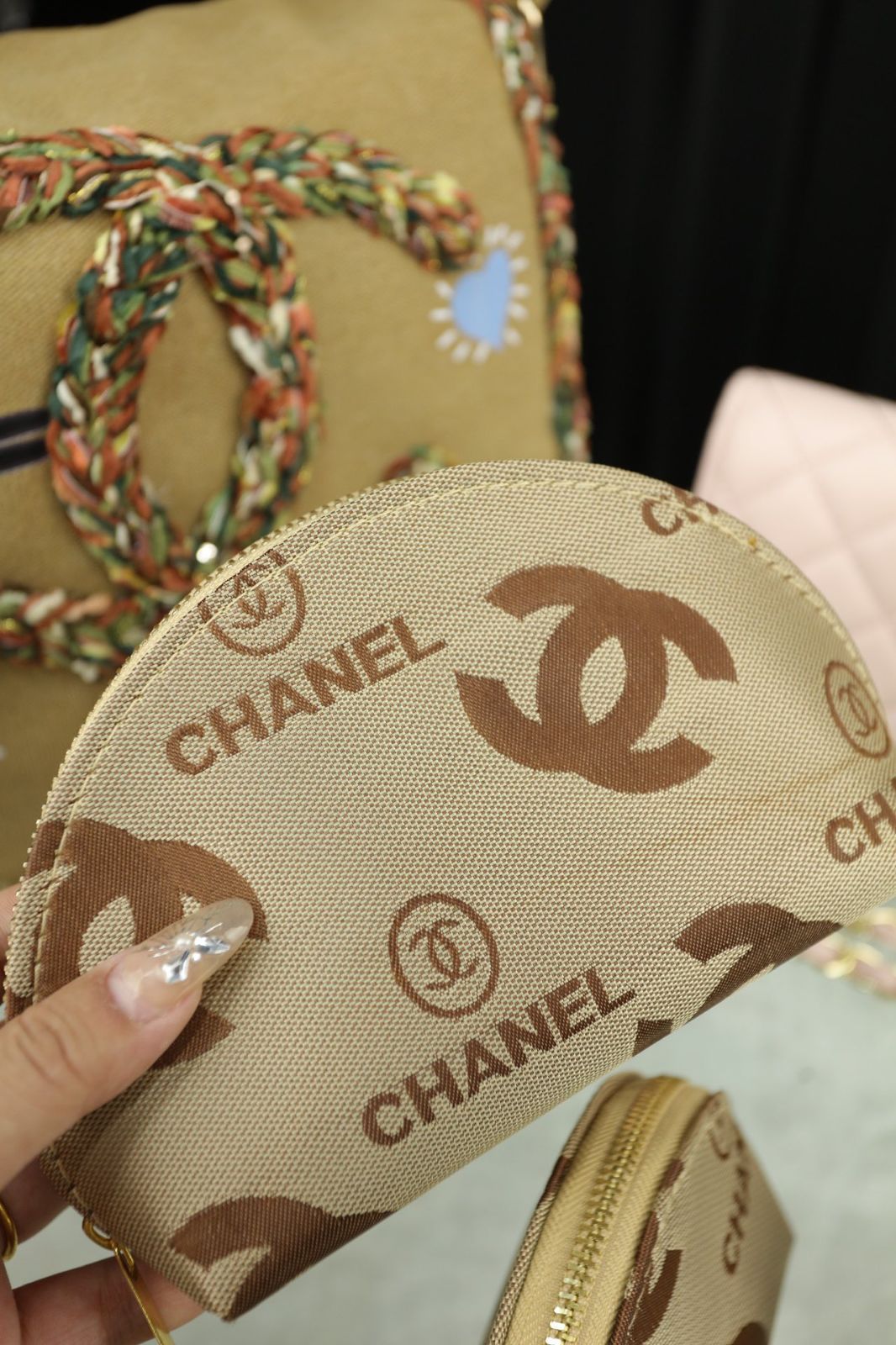 [本日特価] 3点セット シャネル CHANEL ヴィンテージメッセンジャーバッグ + 財布 + シェル化粧ポーチ どんなコーディネートも簡単にこなせる！[本日特価|新品未使用品]-WT0輸入