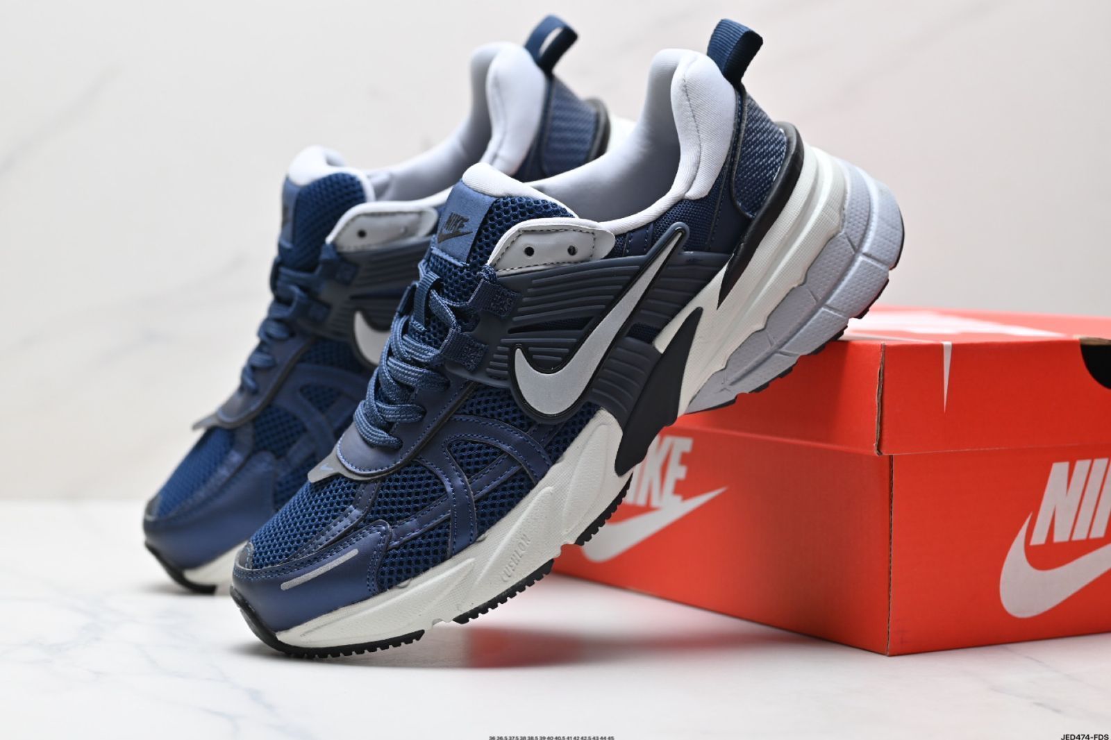 Nike / ナイキ V2K RUN ランニングシューズ レトロスタイル メッシュ通気性アスレチックシューズ-MM輸入