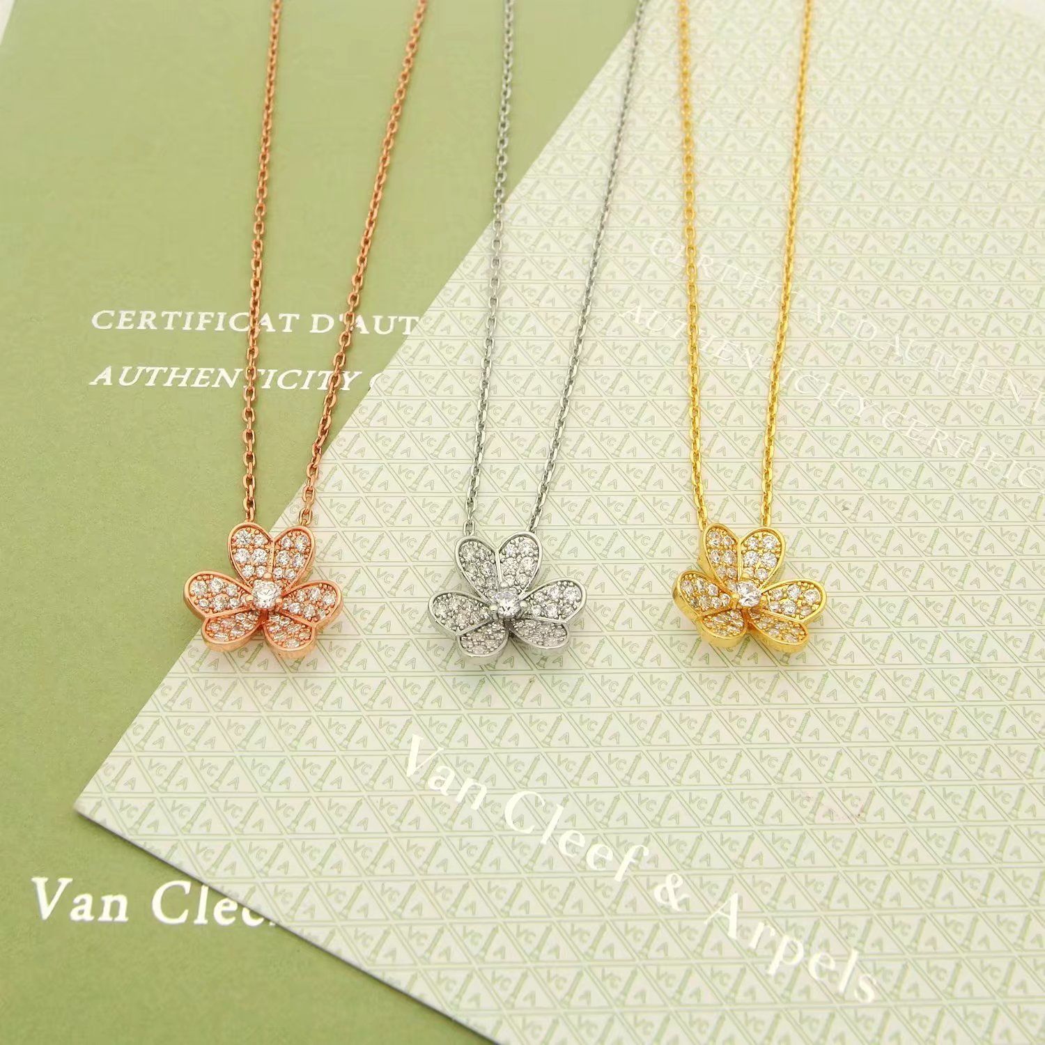 Van Cleef & Arpels VCA ヴァン クリーフ＆アーペル Frivoleシリーズ ダイヤモンドたっぷりのクローバーネックレス｜本日限定特価｜新品未使用-MM輸入1