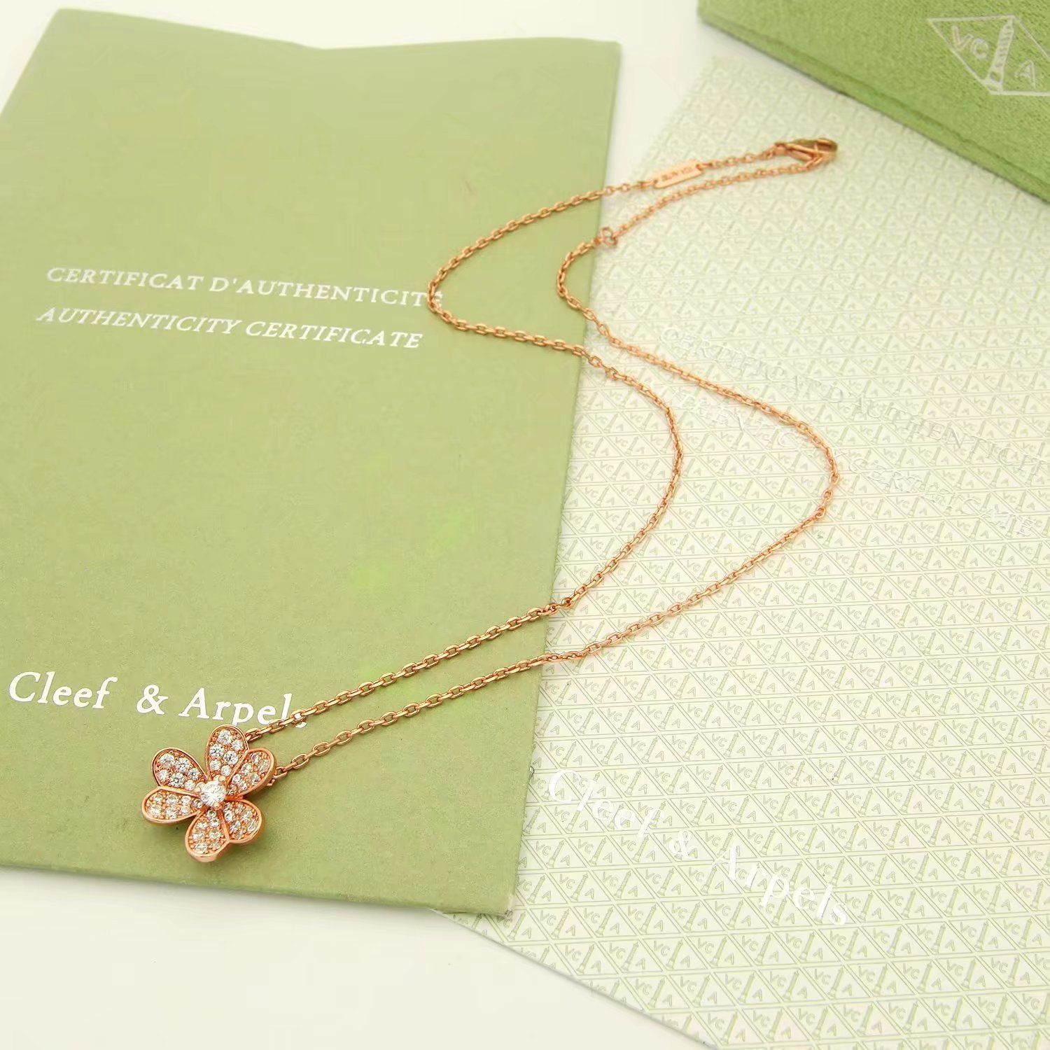 Van Cleef & Arpels VCA ヴァン クリーフ＆アーペル Frivoleシリーズ ダイヤモンドたっぷりのクローバーネックレス｜本日限定特価｜新品未使用-MM輸入1