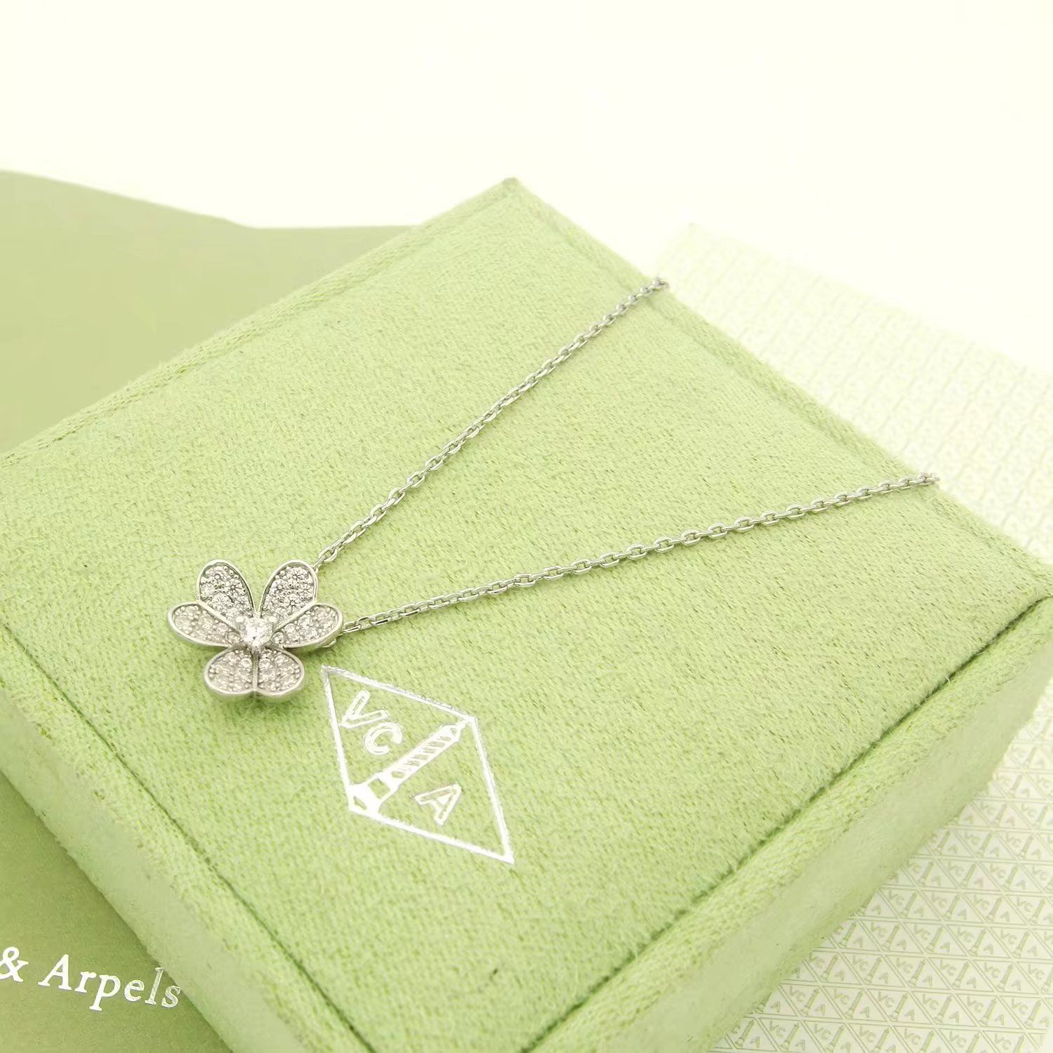 Van Cleef & Arpels VCA ヴァン クリーフ＆アーペル Frivoleシリーズ ダイヤモンドたっぷりのクローバーネックレス｜本日限定特価｜新品未使用-MM輸入1