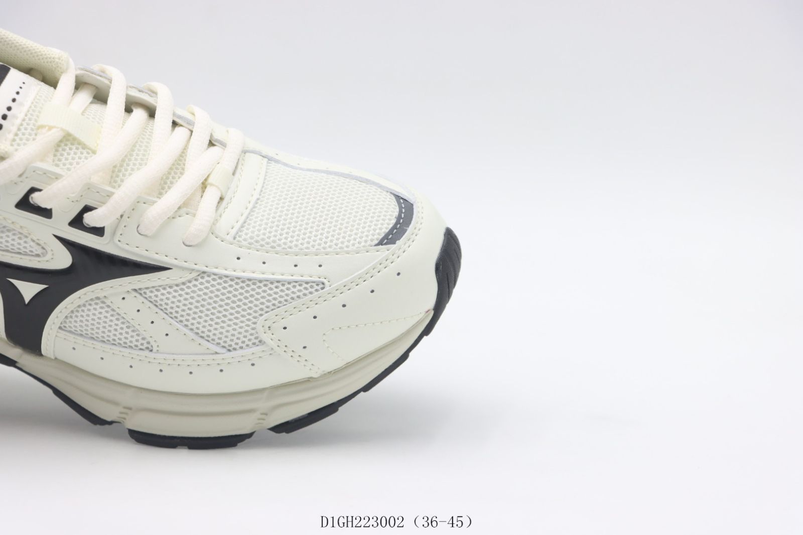 【今日特価】ミズノのランニングシューズ ホワイト＆ブラック D1GH223002-MM輸入0