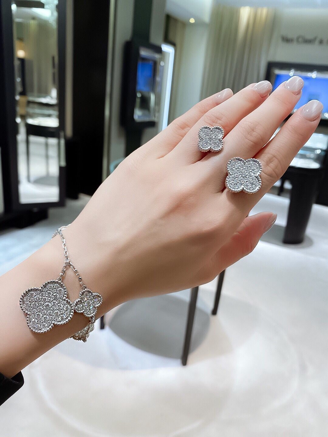 Van Cleef & Arpels オープンリング? マジック アルハンブラ フィンガー リング、オープンリング ホワイトゴールド｜本日限定特価｜新品未使用-MM輸入