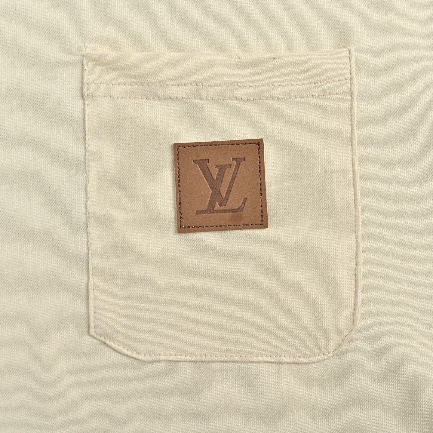 【今日特価】Louis Vuitton 25ss ポケットレザーロゴ T シャツ