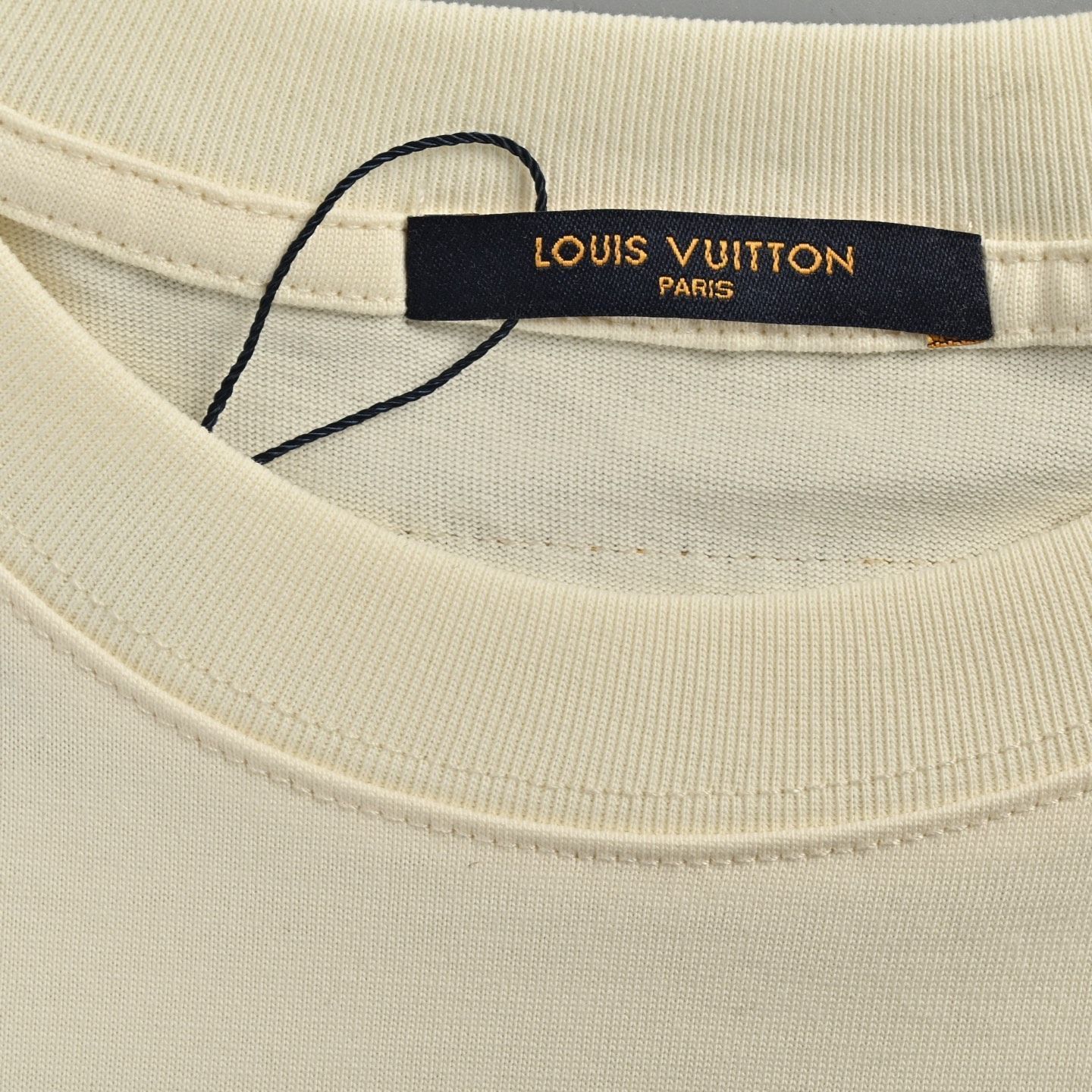 【今日特価】Louis Vuitton 25ss ポケットレザーロゴ T シャツ