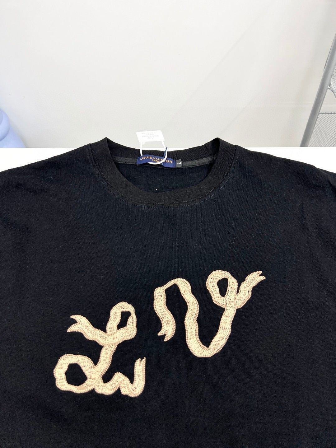 【今日特価】Louis Vuitton 2025SS 刺繍 LOGO ショートスリーブ 【今日特価】Louis Vuitton 2025SS 刺繍 LOGO ショートスリーブ