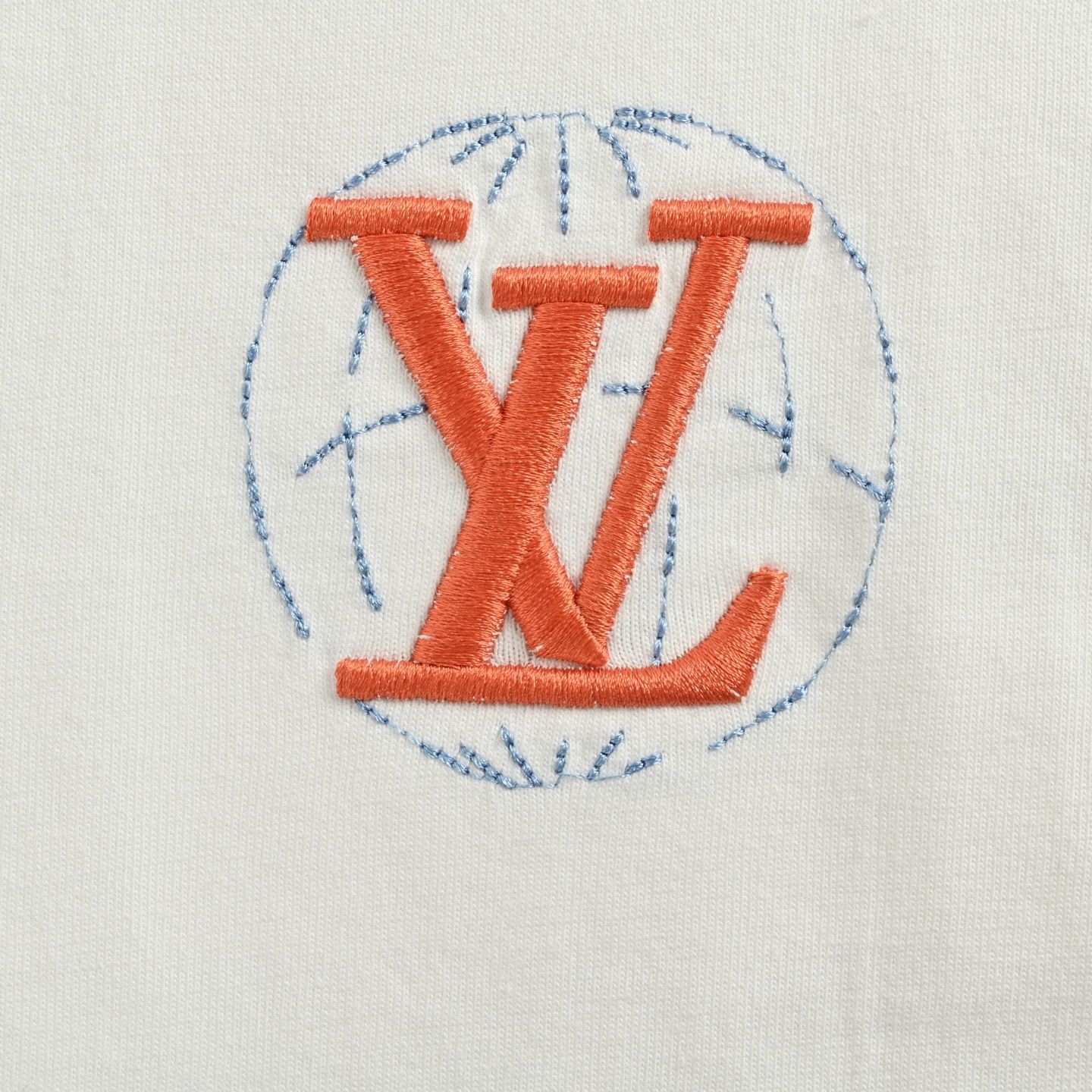 【今日特価】Louis Vuitton 25ss 地球文字ロゴ刺繍 T シャツ