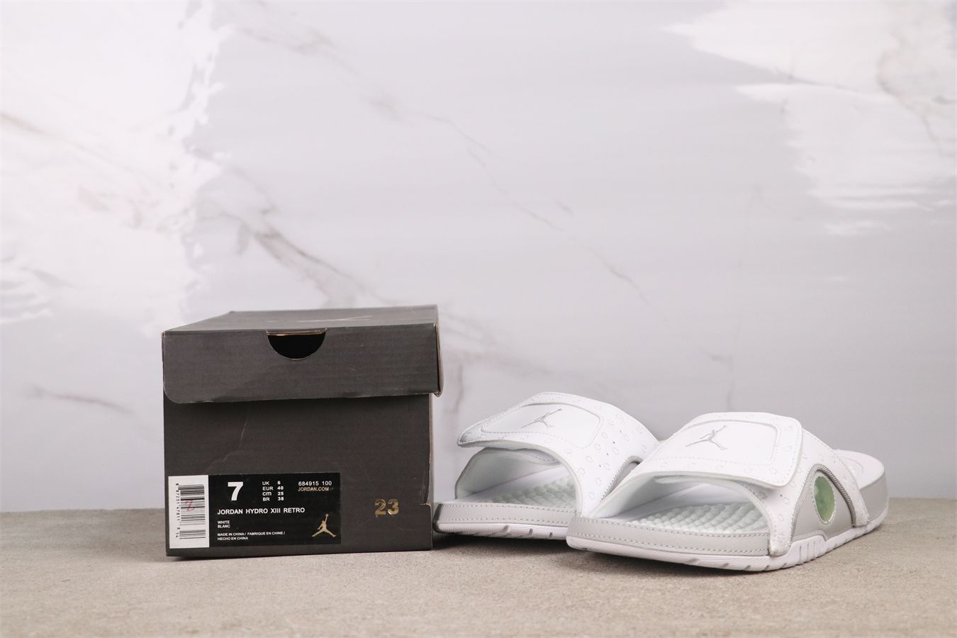 【今日特価】Air Jordan 13 エアジョーダン 13 代 684915-100 ホワイトグレー スリッパ 【今日特価】Air Jordan 13 エアジョーダン 13 代 684915-100 ホワイトグレー スリッパ