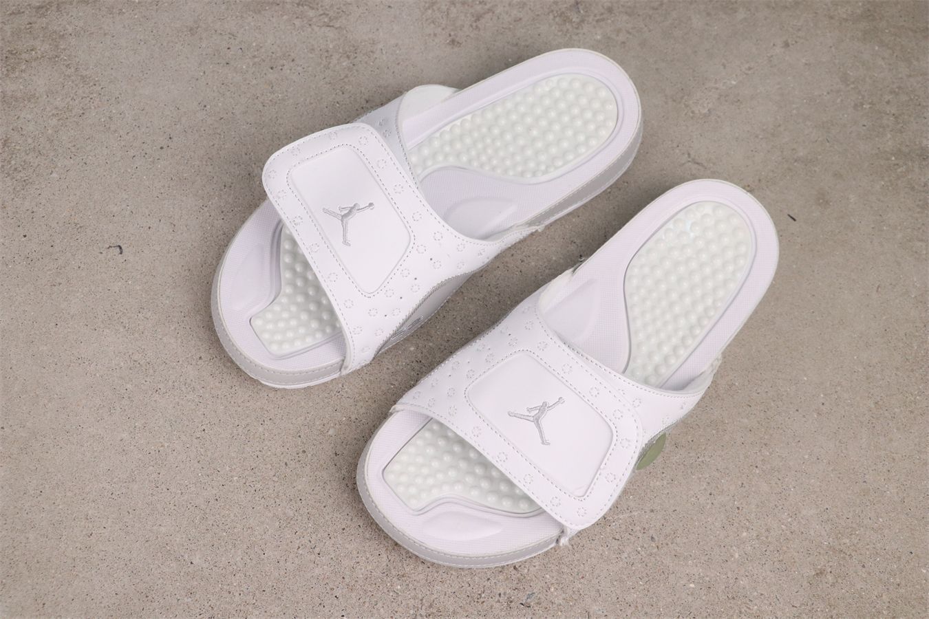 【今日特価】Air Jordan 13 エアジョーダン 13 代 684915-100 ホワイトグレー スリッパ 【今日特価】Air Jordan 13 エアジョーダン 13 代 684915-100 ホワイトグレー スリッパ