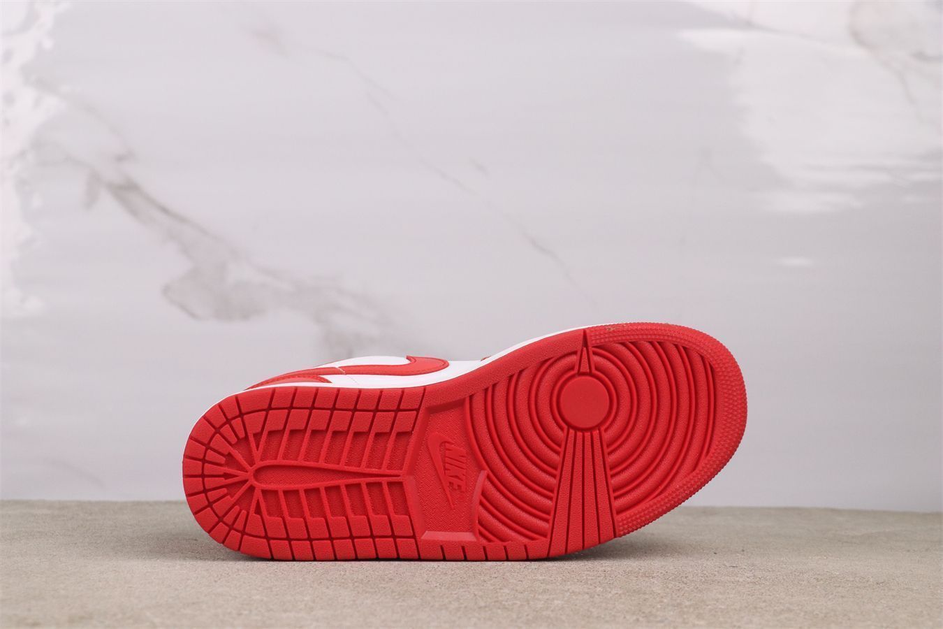 【今日特価】Air Jordan 1 エアジョーダン 1 代 553558-166 ホワイトレッド