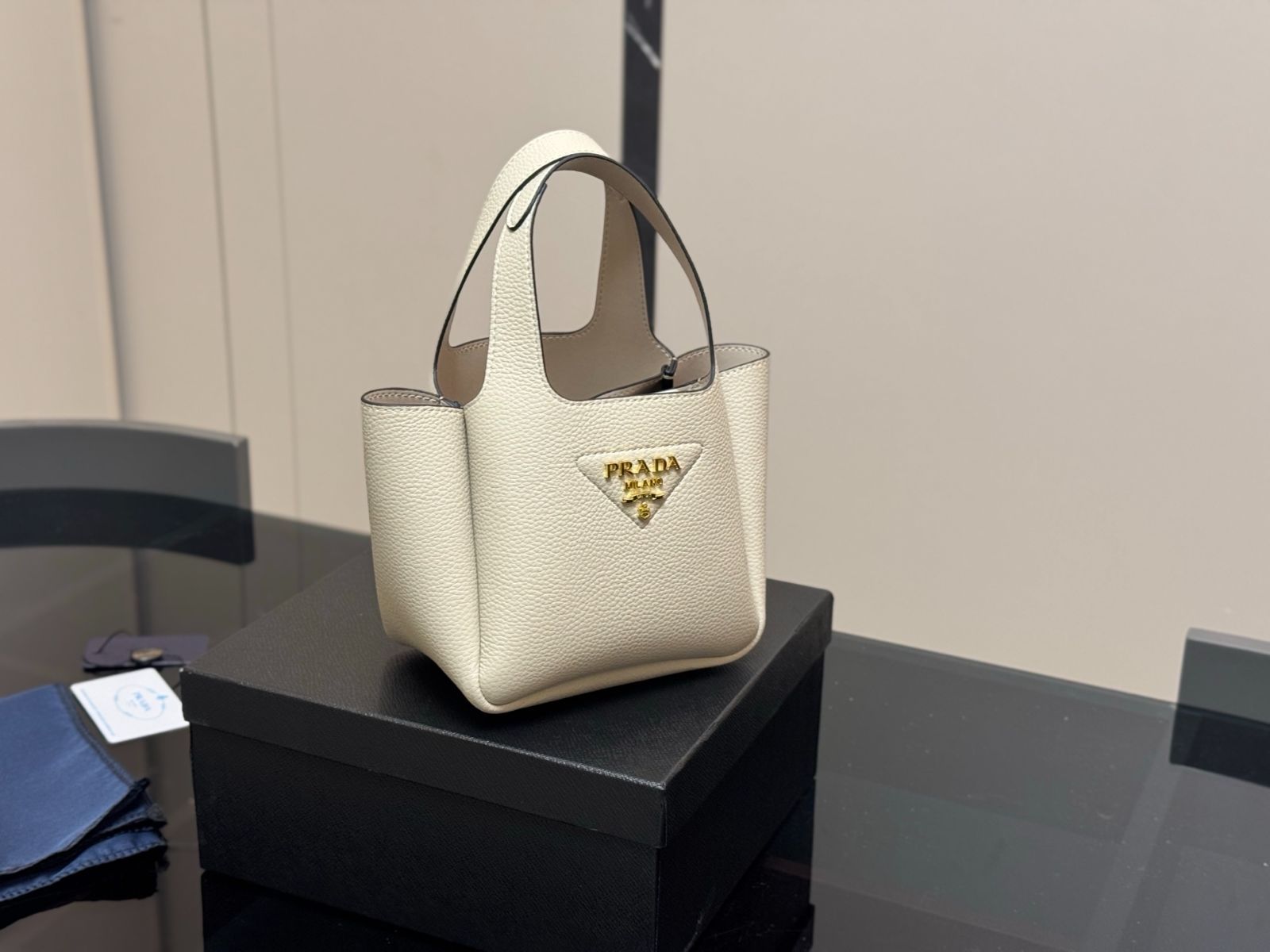 【今日特価】Prada レザー トートバッグ！国内送料無料！限定在庫セール価格です！