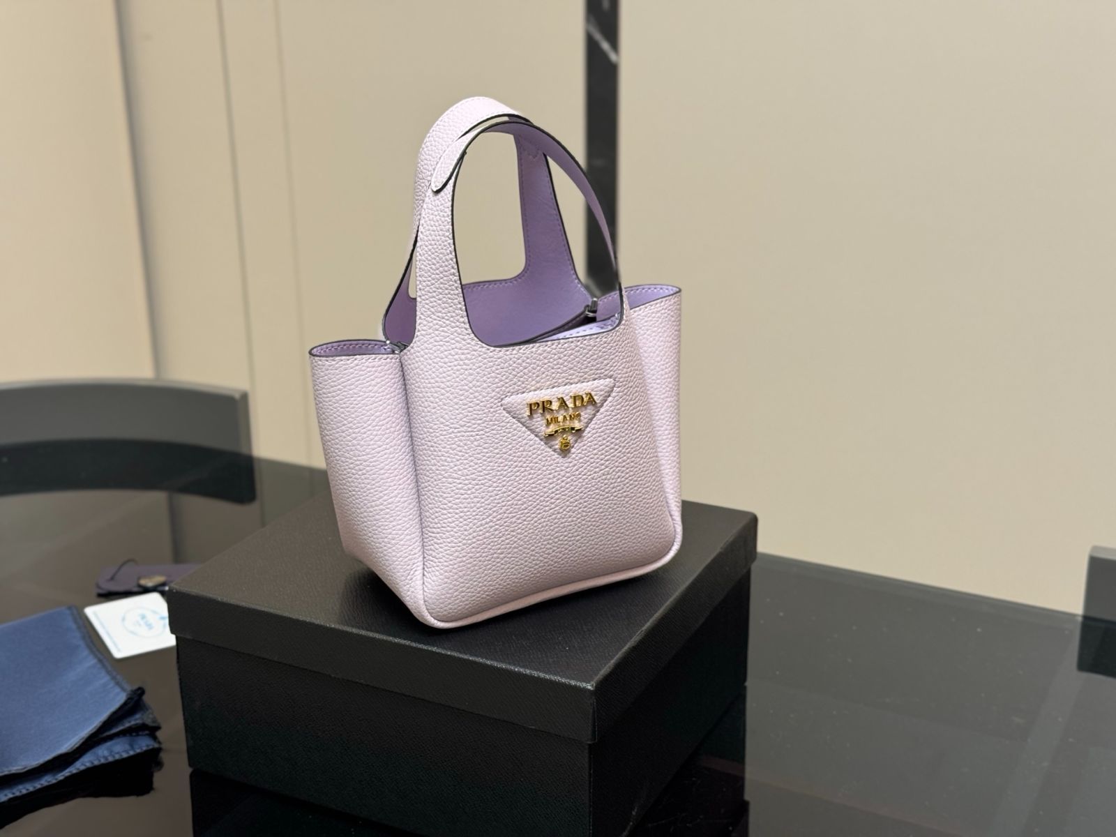 【今日特価】Prada レザー トートバッグ！国内送料無料！限定在庫セール価格です！