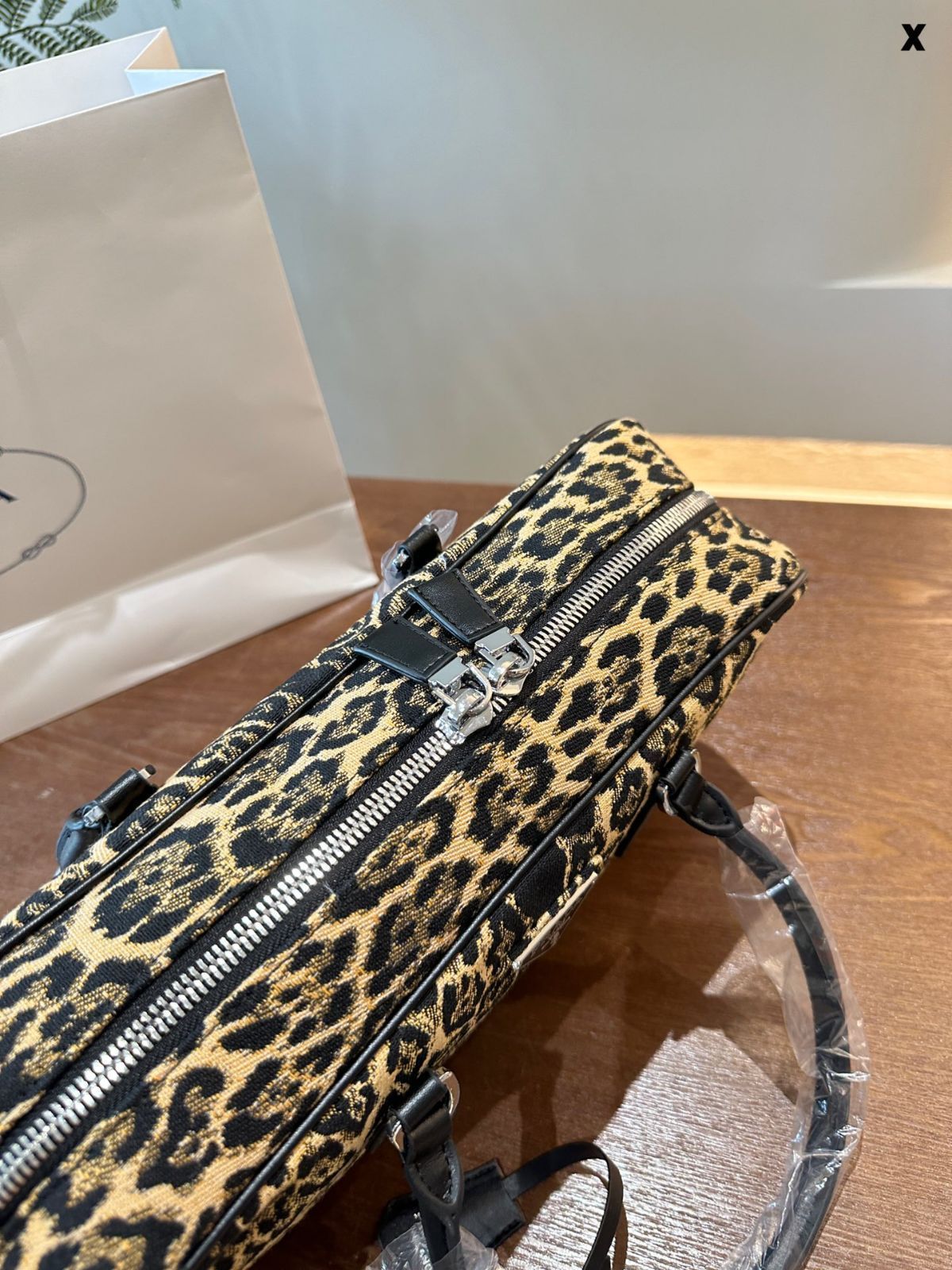 【今日特価】Prada 豹紋 公文バッグ！国内送料無料！限定在庫セール価格です！