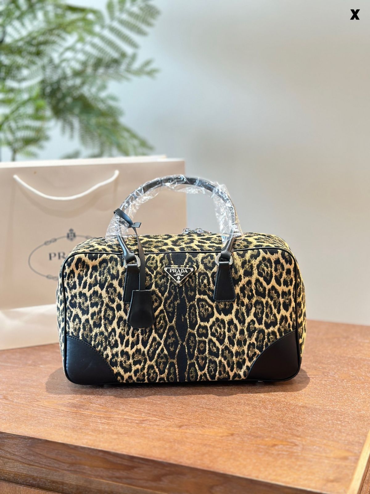 【今日特価】Prada 豹紋 公文バッグ！国内送料無料！限定在庫セール価格です！