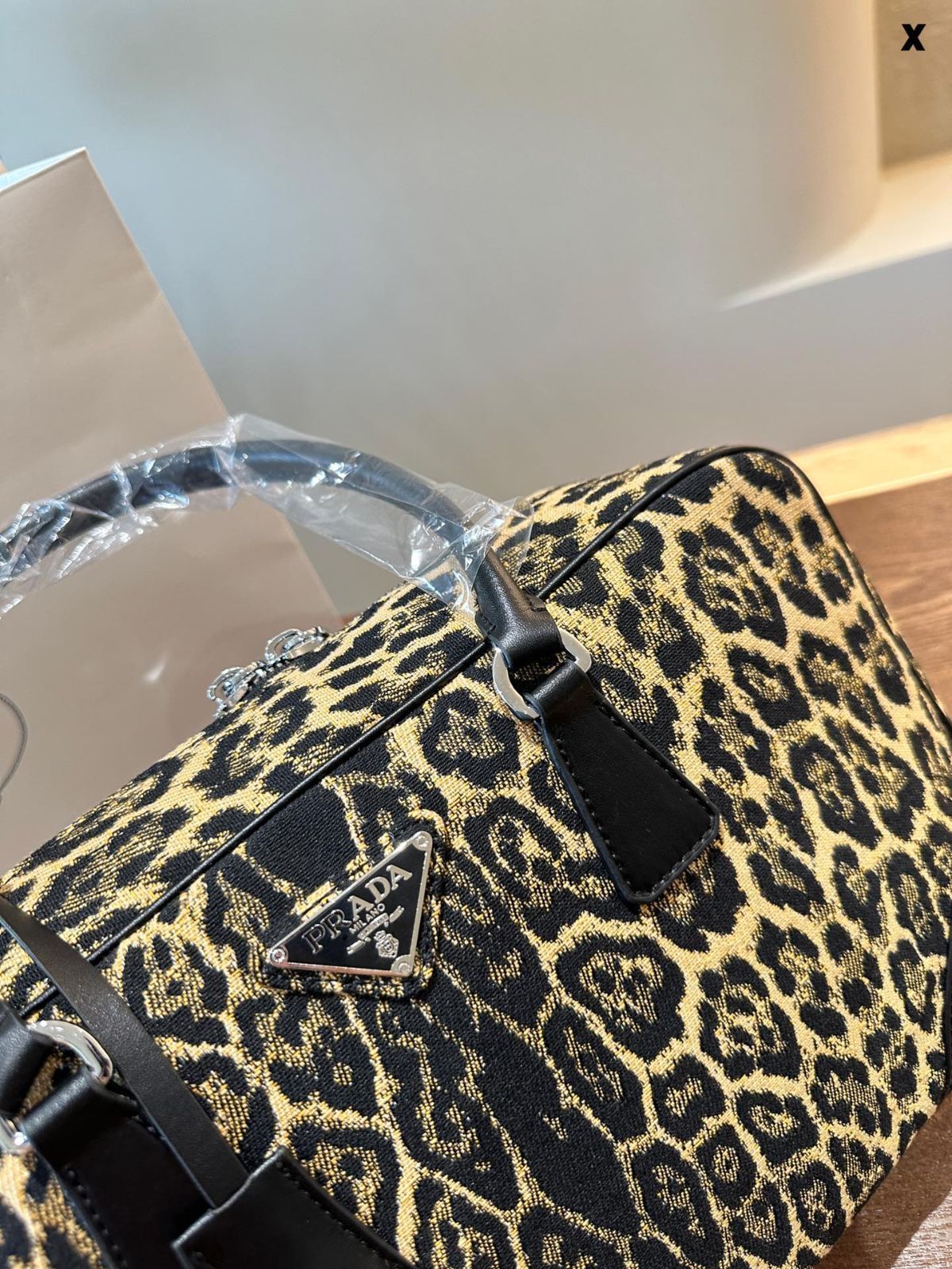 【今日特価】Prada 豹紋 公文バッグ！国内送料無料！限定在庫セール価格です！