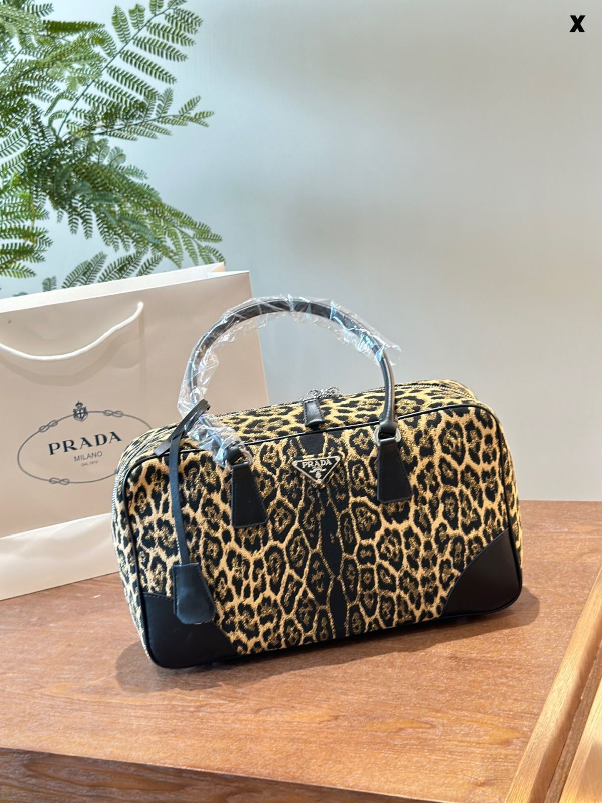 【今日特価】Prada 豹紋 公文バッグ！国内送料無料！限定在庫セール価格です！