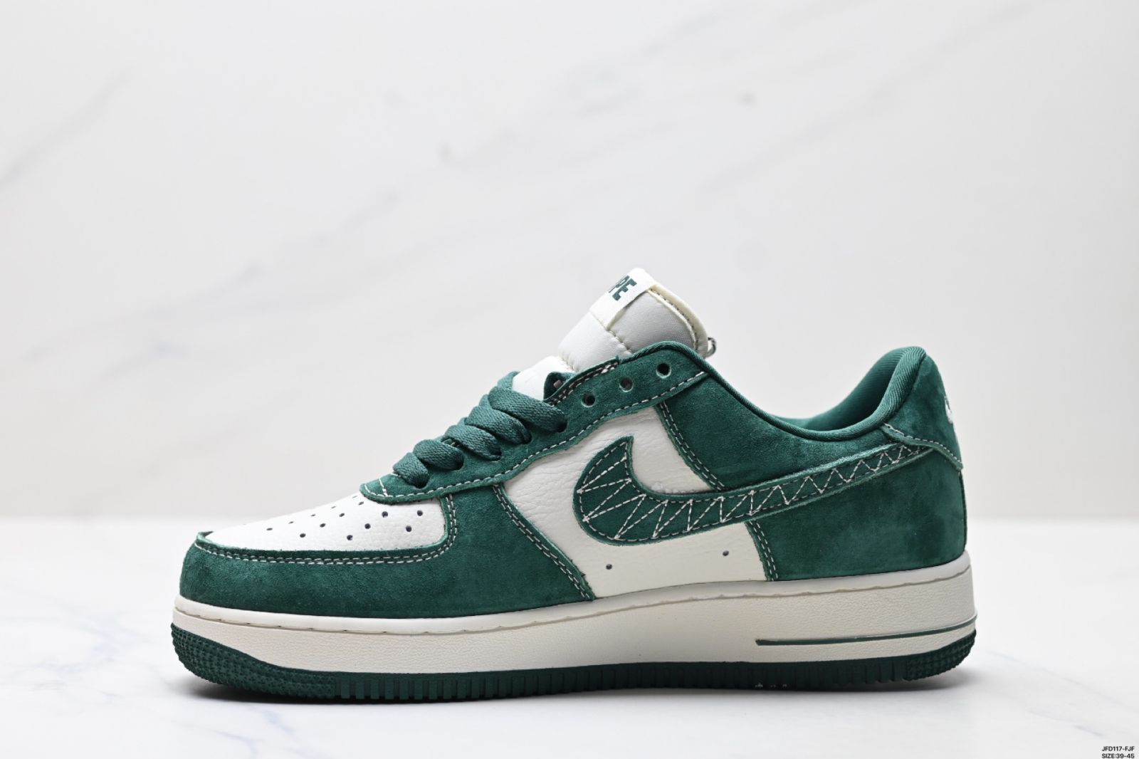 【今日特価】Nike Air Force 1‘07 ロートップ ユニバーサル レジャー＆スポーツ用 スニーカー