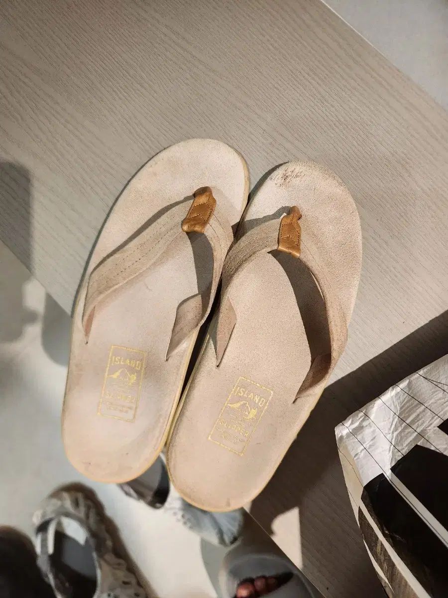 ISLAND SLIPPER スウェード トープ/タン カラー 出品