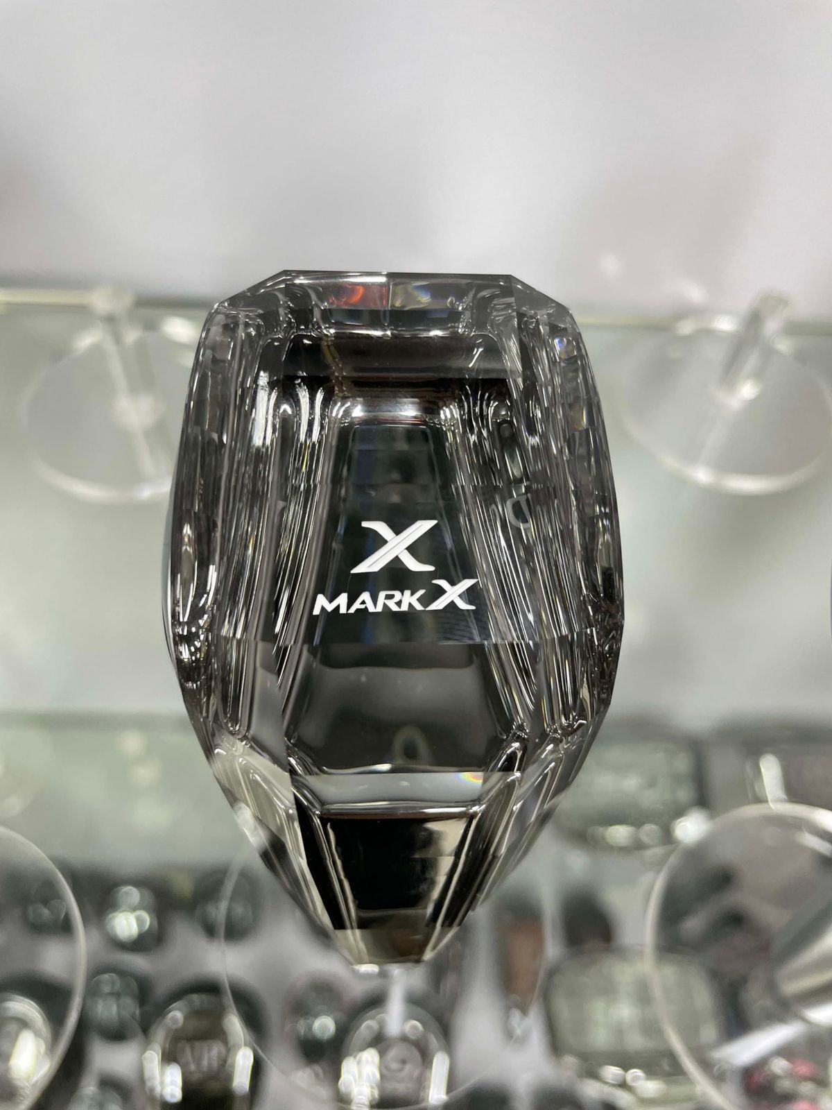 マークX Mark X（2004-2008）シフトギアクリスタル アップグレード LED イルミネーション タッチセンサー 7色 点灯 ギアスティックシフトノブ ギアノブ カーシフターヘッド シフトノブ カバー M8 汎用 エッジプレート発光タイプ 自動点kk