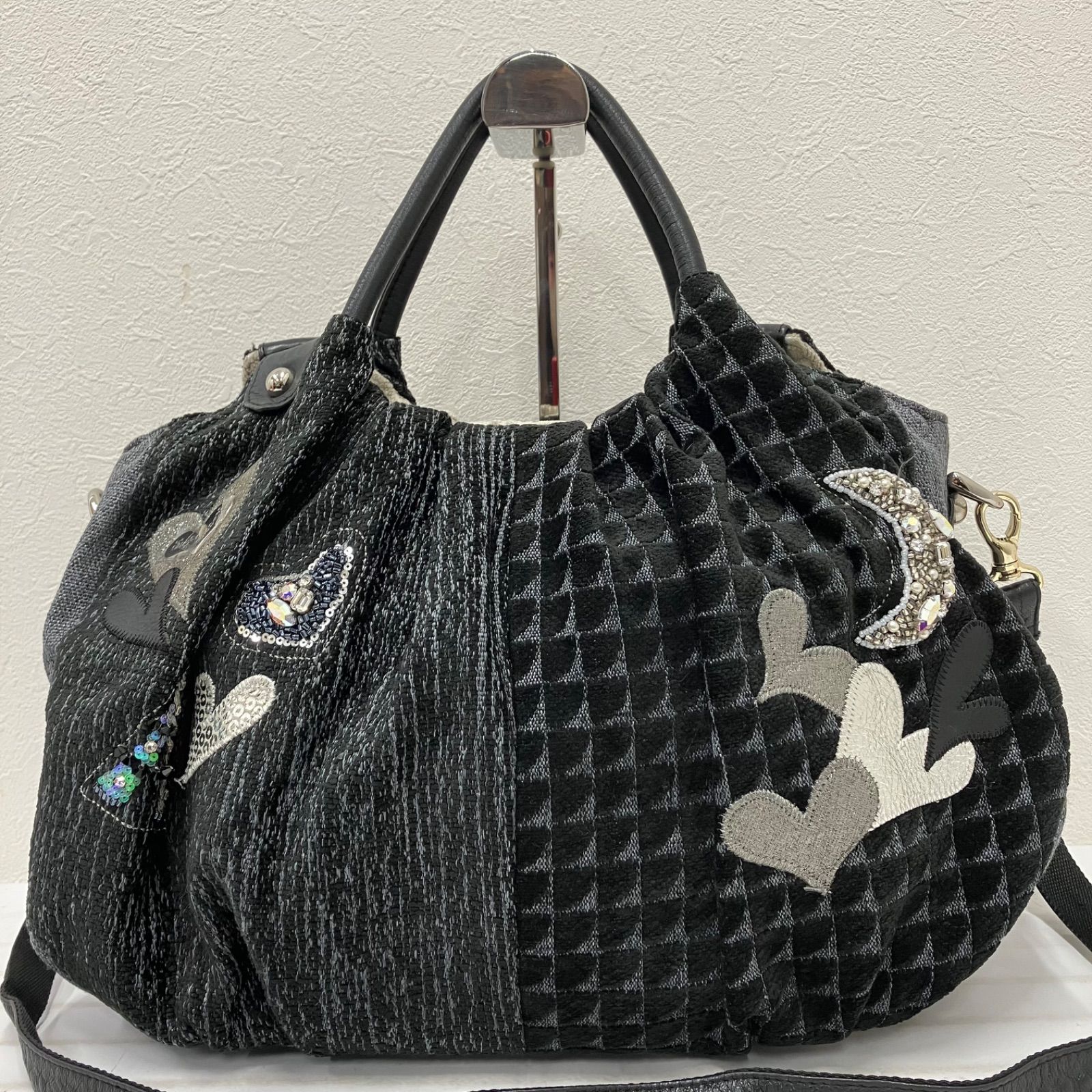 Y4396　Think Bee!　シンクビー！　ハンドバッグ　2way　 ショルダーバッグ　ラウンドアバウトミッドナイト　 月　花　ハート　スパンコール　ビジュー　ブラック系　 黒　レディース