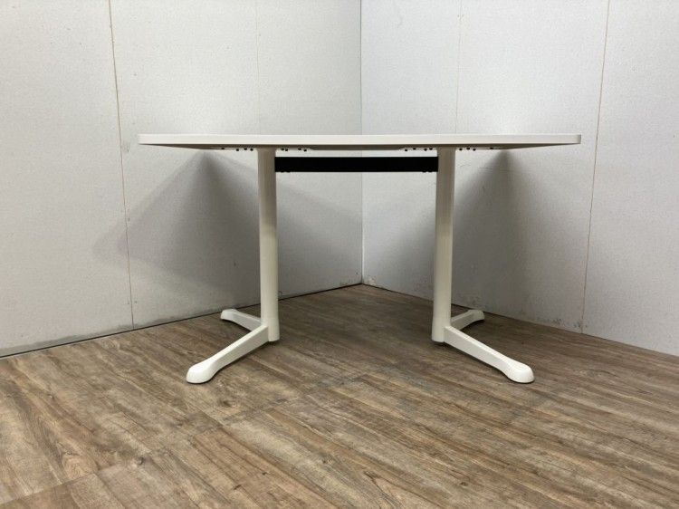 【中古品】オカムラ 1200ミーティングテーブル 93N31F MG99 ホワイト