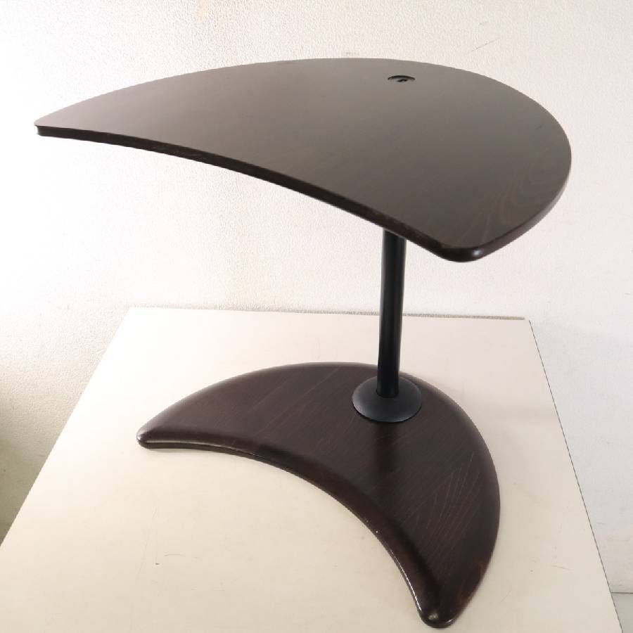 2021年製 EKORNES エコーネス USBテーブルA サイドテーブル ストレスレスチェア用 USBポート付き 高さ調節可能 ダークブラウン ストレスレスチェアのベース部分にぴったりと寄せて配置できるよう、半月型のベースと天板がデザイン 438h20 2021年製 EKORNES エコーネス USBテーブルA サイドテーブル ストレスレスチェア用 USBポート付き 高さ調節可能 ダークブラウン ストレスレスチェアのベース部分にぴったりと寄せて配置できるよう、半月型のベースと天板がデザイン 438h20