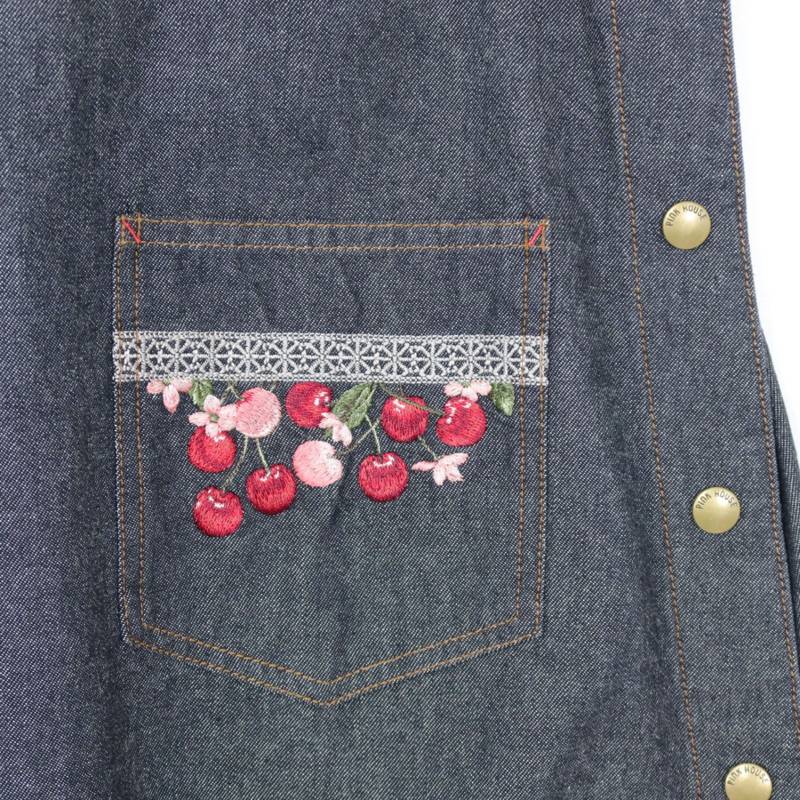 【美品】ピンクハウス★チェリー刺繍使い♪デニムサロペットスカート 黒系 サイド全開 2025年製 z20916 【美品】ピンクハウス★チェリー刺繍使い♪デニムサロペットスカート 黒系 サイド全開 2025年製 z20916