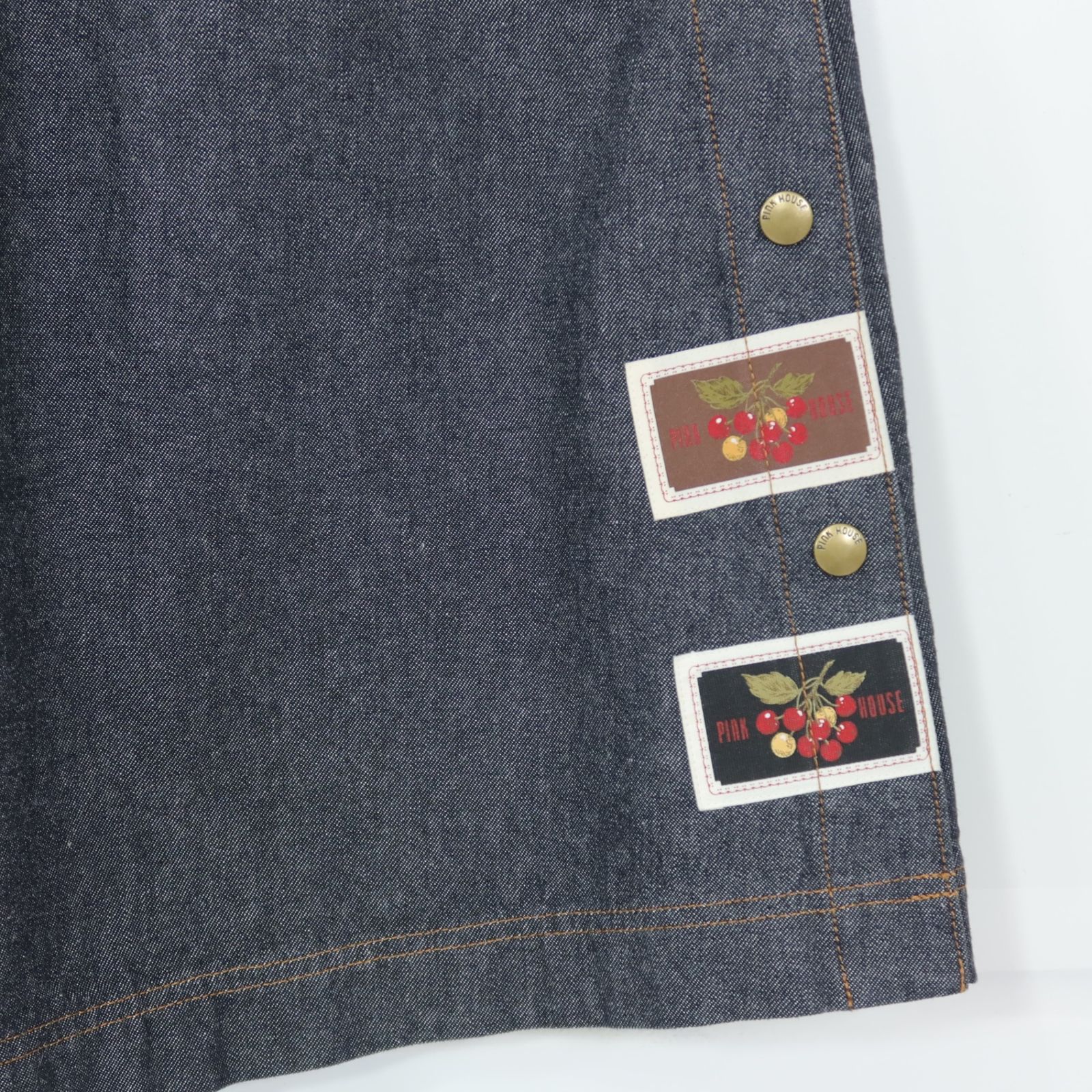 【美品】ピンクハウス★チェリー刺繍使い♪デニムサロペットスカート 黒系 サイド全開 2025年製 z20916 【美品】ピンクハウス★チェリー刺繍使い♪デニムサロペットスカート 黒系 サイド全開 2025年製 z20916