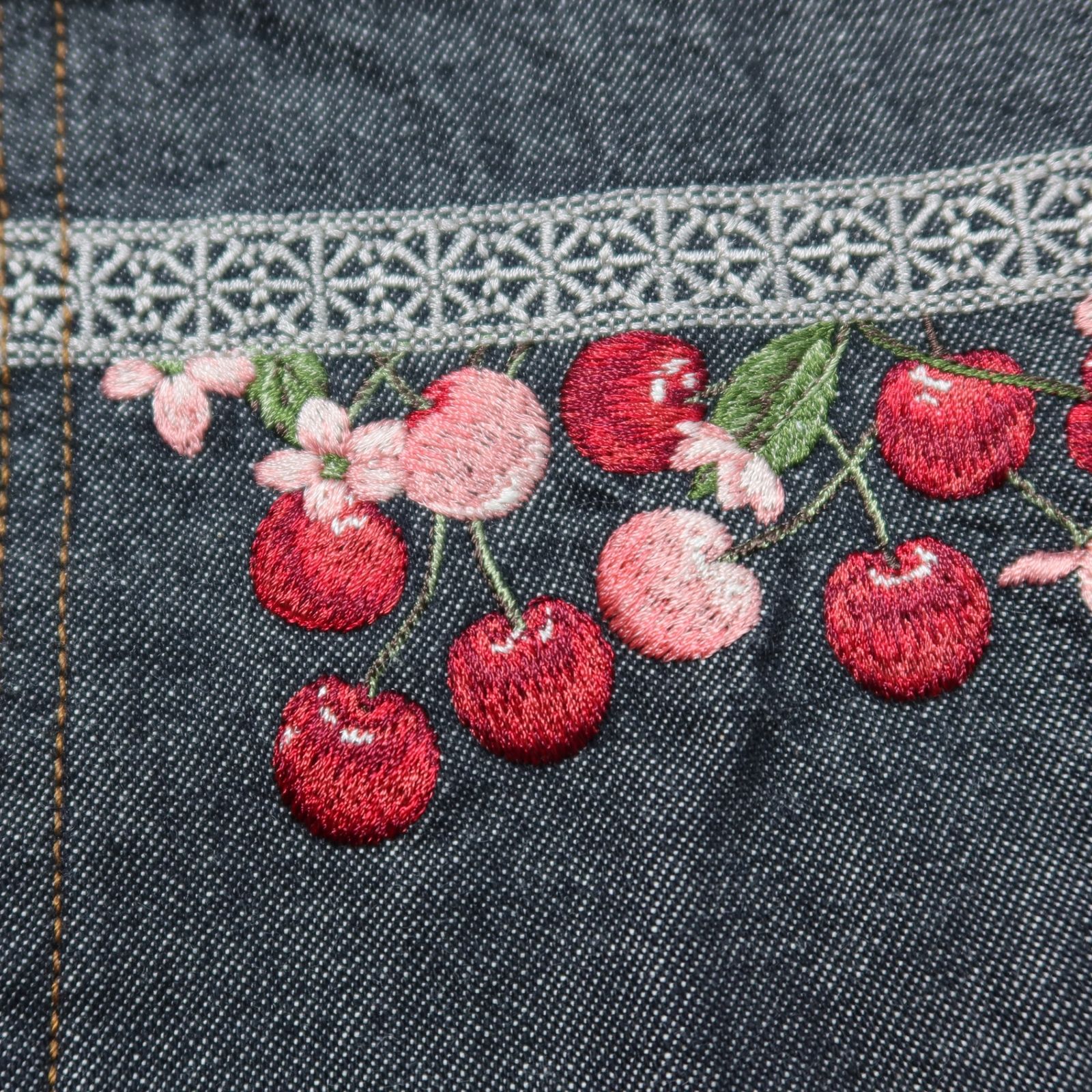【美品】ピンクハウス★チェリー刺繍使い♪デニムサロペットスカート 黒系 サイド全開 2025年製 z20916 【美品】ピンクハウス★チェリー刺繍使い♪デニムサロペットスカート 黒系 サイド全開 2025年製 z20916