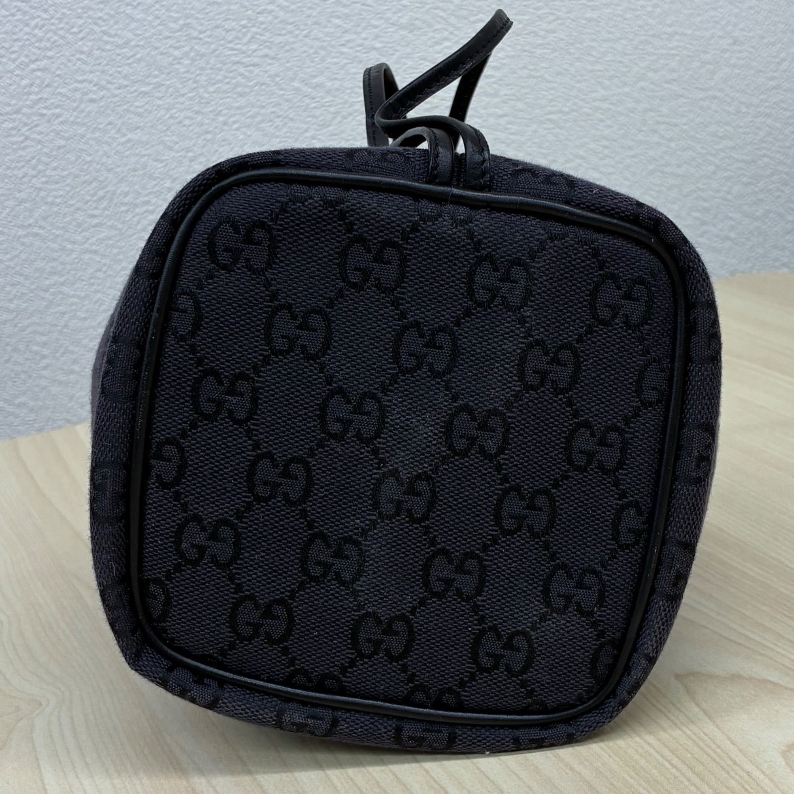 グッチGUCCI】GGキャンバス巾着ポーチ ハンドバッグ ブラック系 - メルカリ