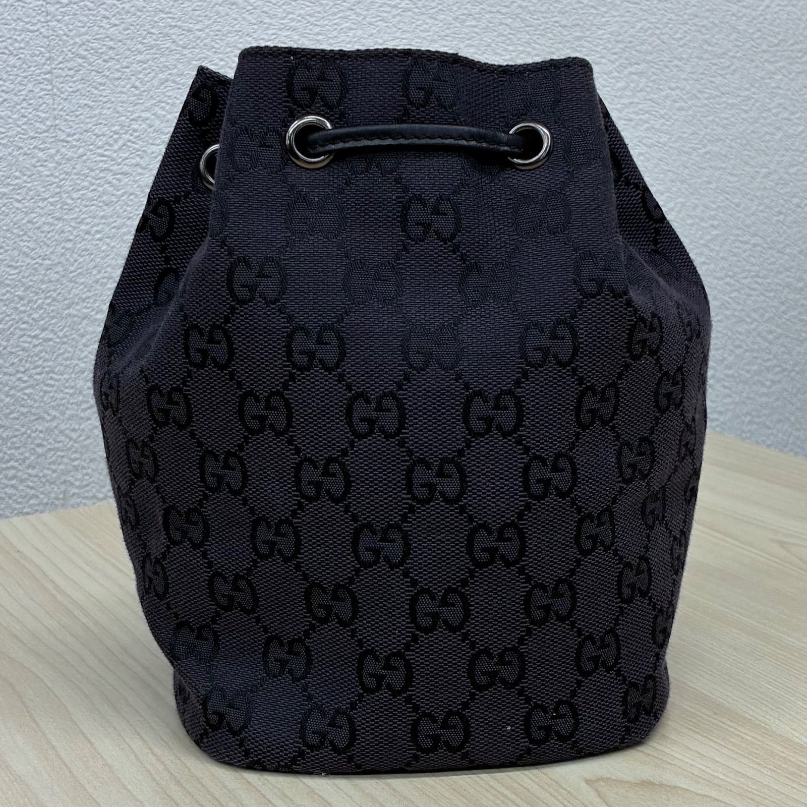 グッチGUCCI】GGキャンバス巾着ポーチ ハンドバッグ ブラック系 - メルカリ