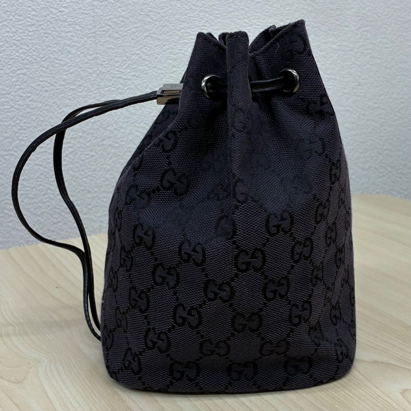 グッチGUCCI】GGキャンバス巾着ポーチ ハンドバッグ ブラック系 - メルカリ