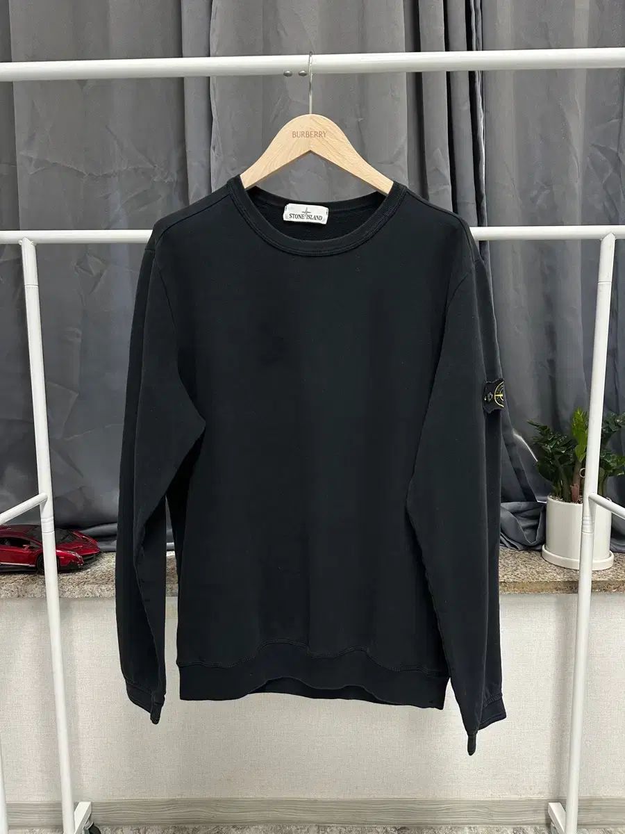 ストーンアイランド 正規品 / メンズ105 / ブラック ワッペン シーグリ(シグネチャー) スウェット 18,018円