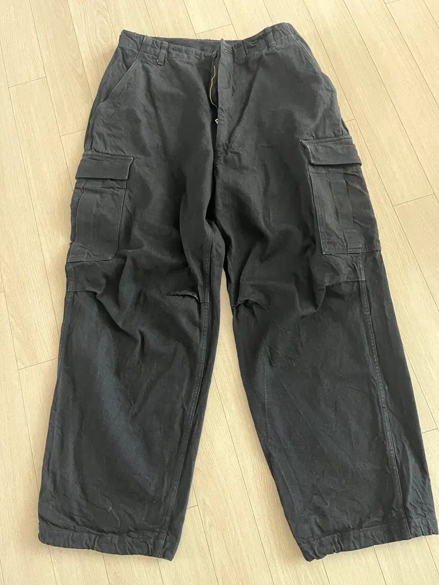コモリ ブラックデニムbdu パンツ