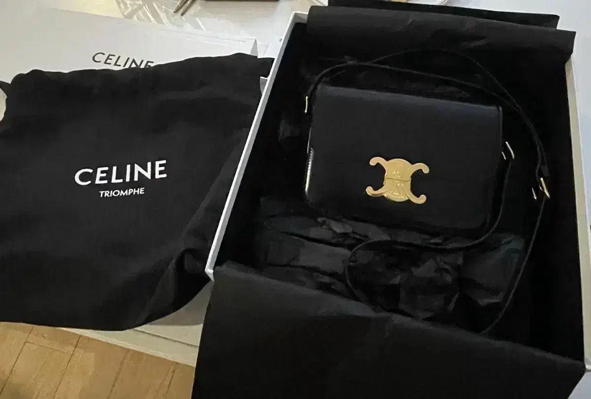 新品/フルセット セリーヌ 틴 トリオンフ ショルダーバッグ ブラック バッグ / ワールドタワー百貨店購入