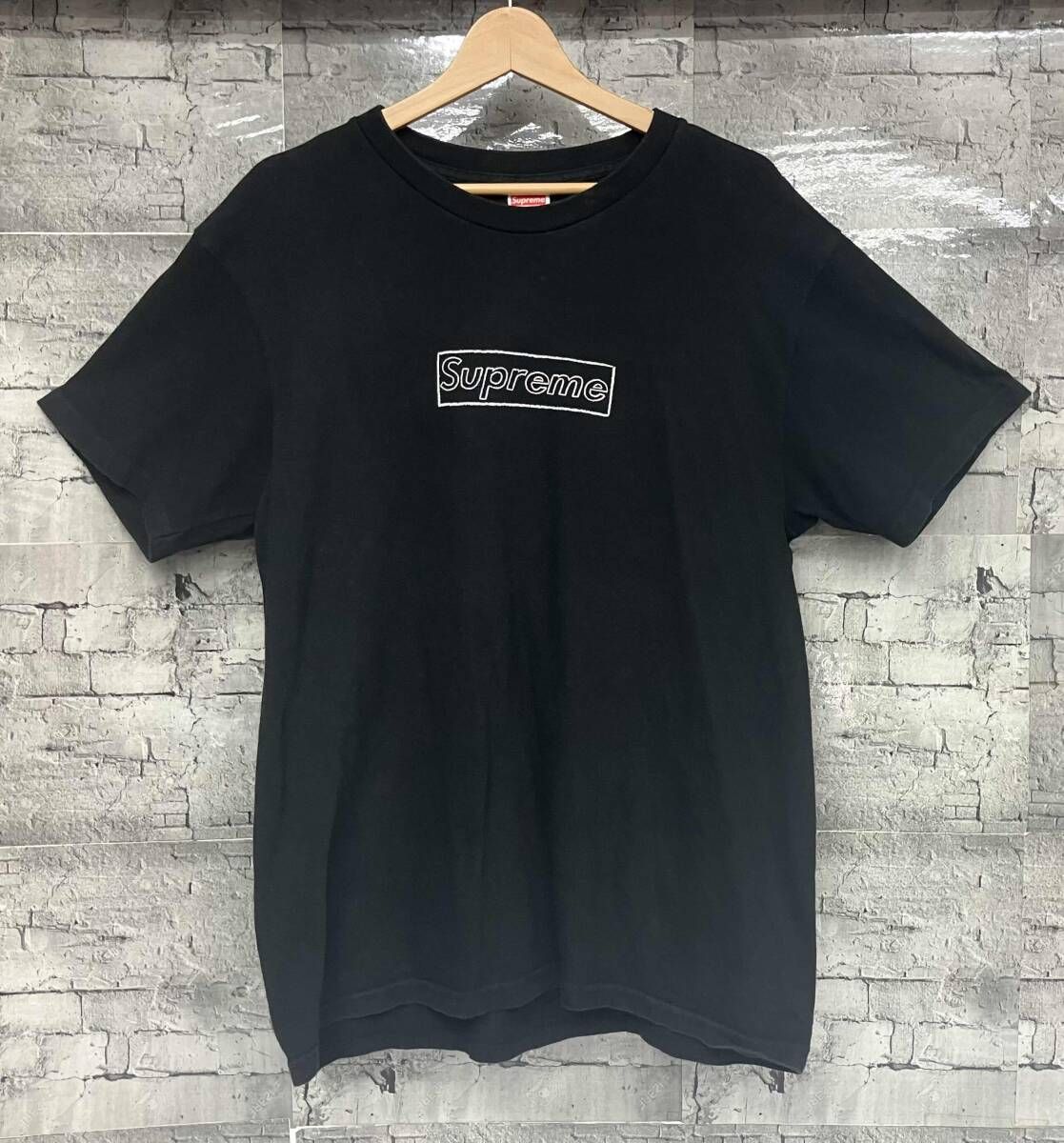 Supreme シュプリーム KAWS カウズ Chalk Logo Tee ロゴ 半袖Tシャツ USA製 サイズM ブラック
